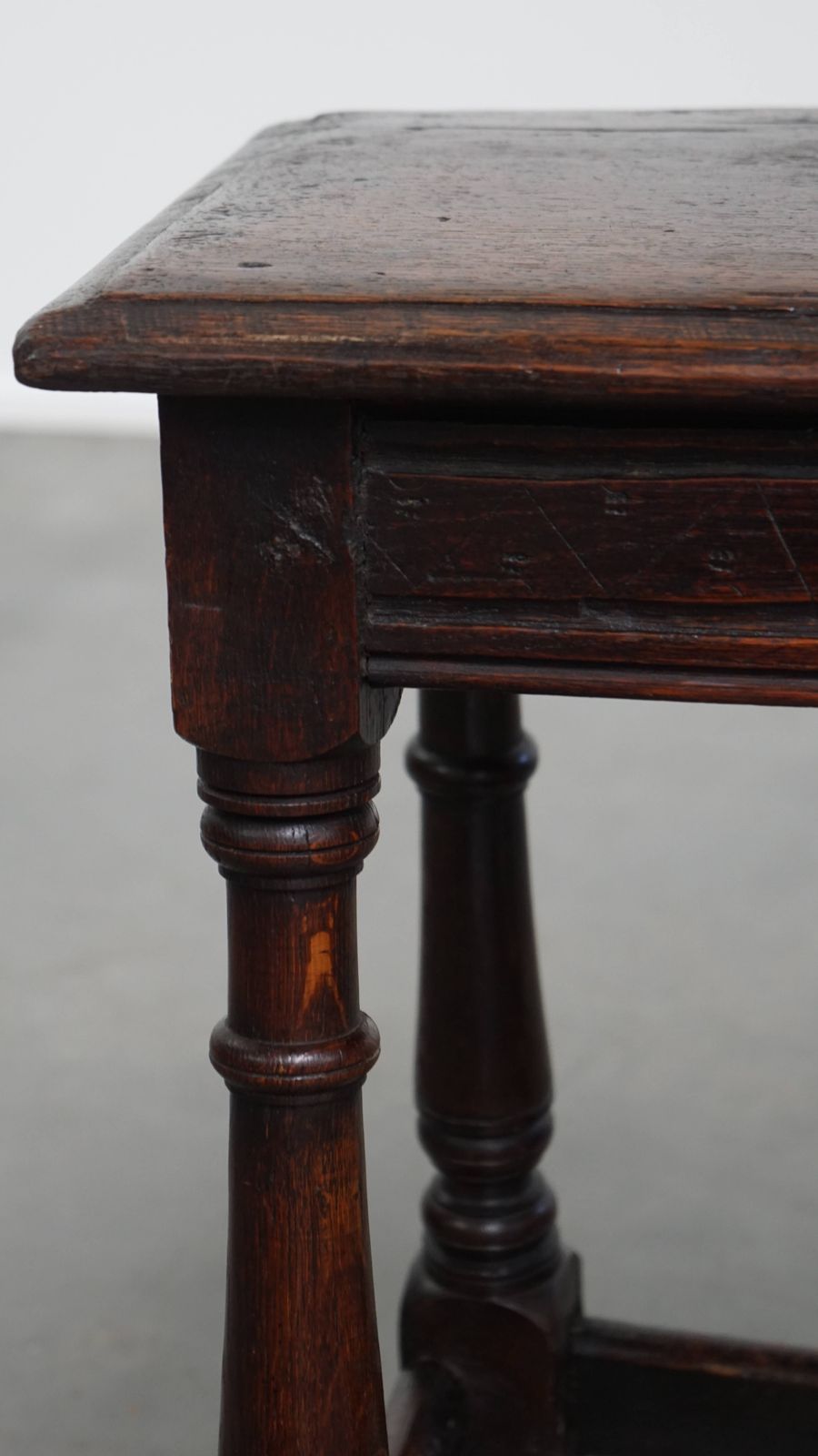 photo furniture Timeless And Elegant Antique English Oak Joint Stool/ Stool/ Side Table From The 17th Century With Beautiful Colors