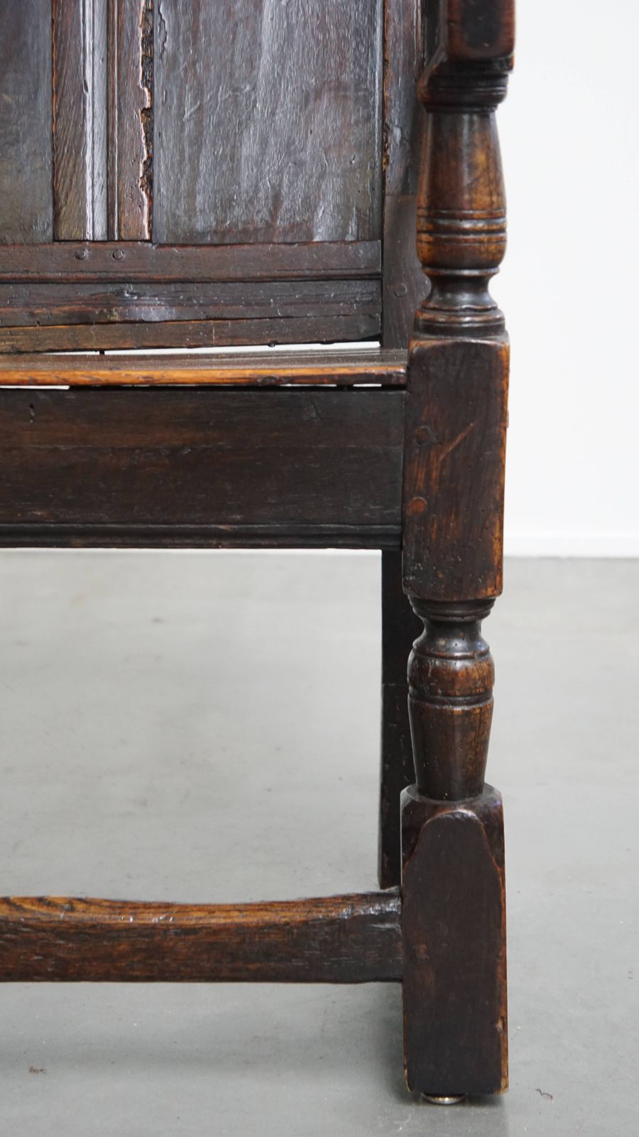 Meubels Statige Antieke Eikenhouten Wainscot Stoel / Zijstoel Uit De 17e Eeuw Met Warme Kleurstelling photo