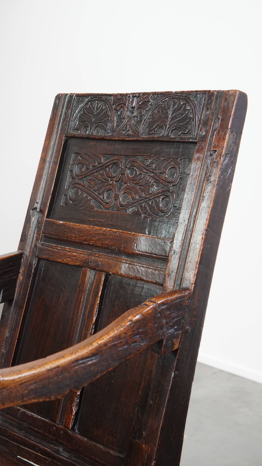 1040.0 Statige Antieke Eikenhouten Wainscot Stoel / Zijstoel Uit De 17e Eeuw Met Warme Kleurstelling photo