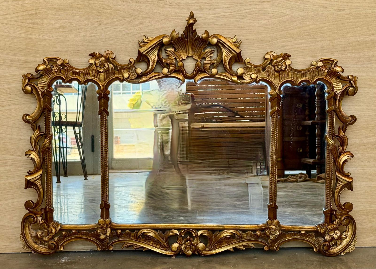 Miroir horizontal de style baroque espagnol en noyer sculpté et doré, XXe siècle photo furniture