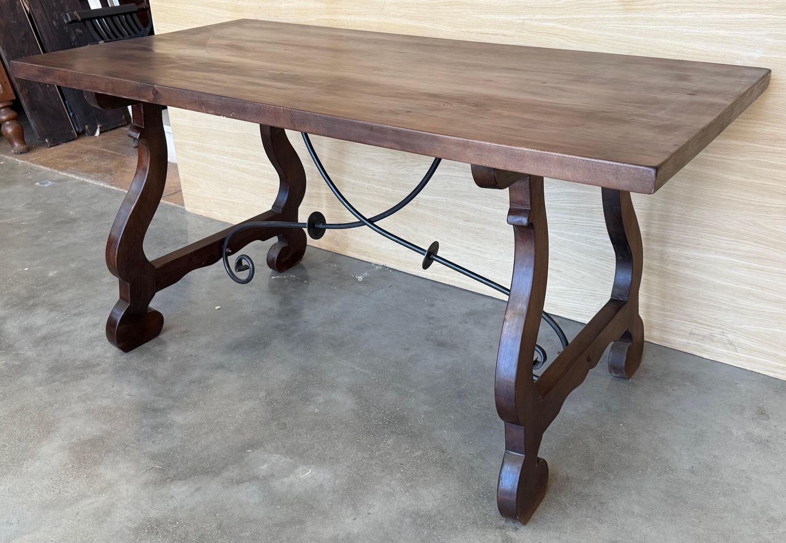 Table à manger ou console en noyer, pieds en lyre et plateau épais, Espagne photo Mobilier