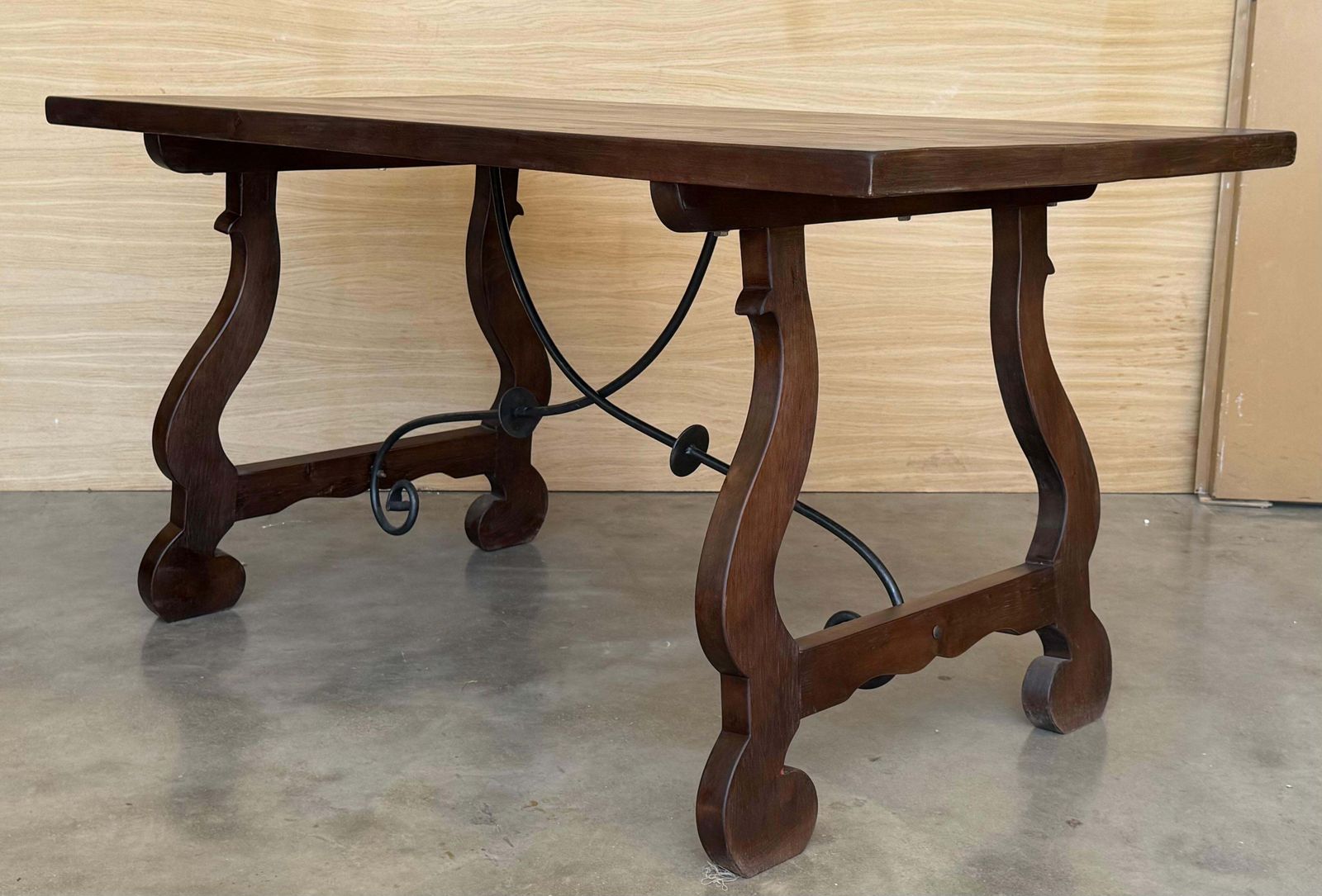Table à manger ou console en noyer, pieds en lyre et plateau épais, Espagne photo vinterior