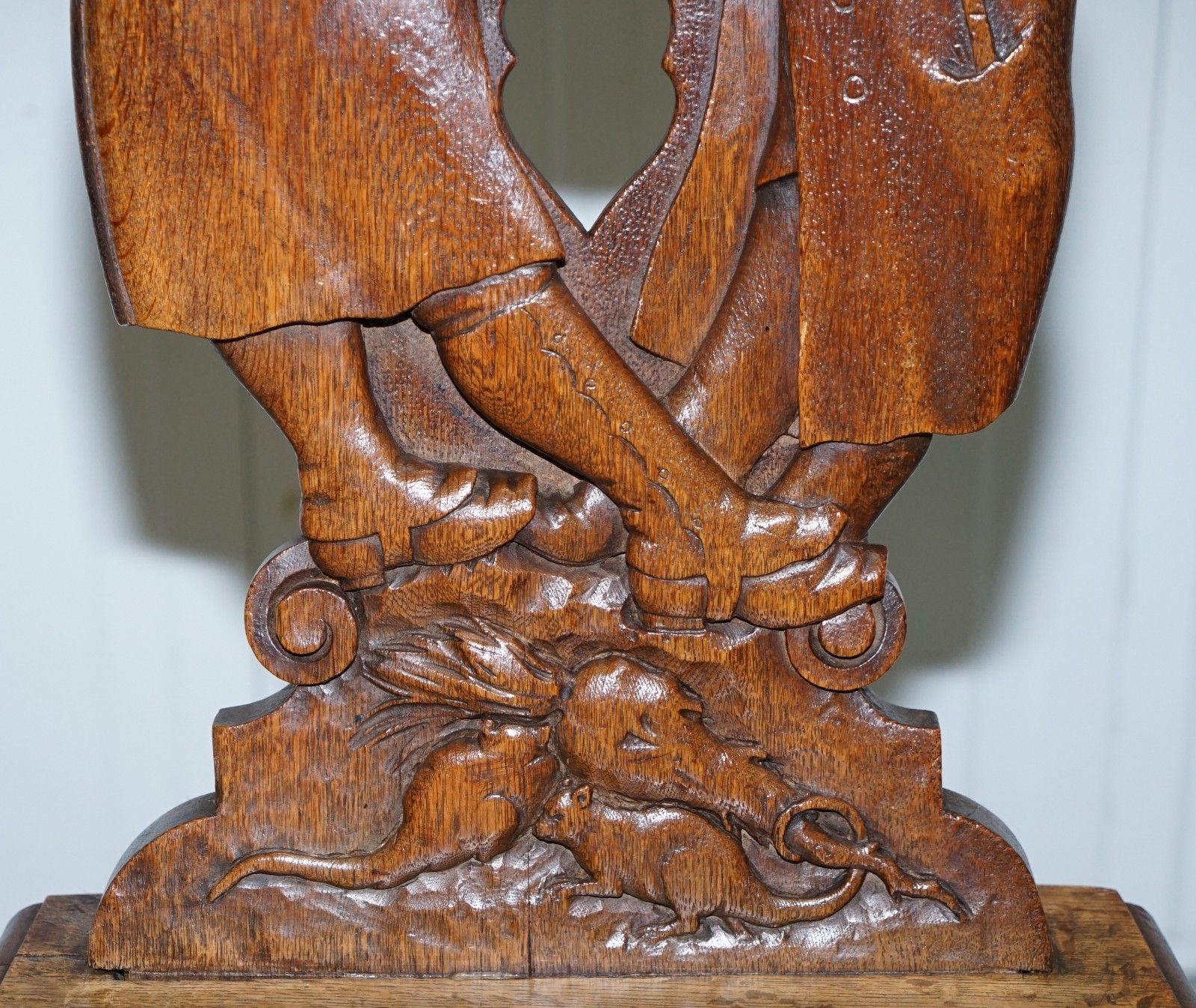 Black Forest Carve Oak Bobbin Hall Chair Depicting Two Friends Hugging Scrooge photo 600.0