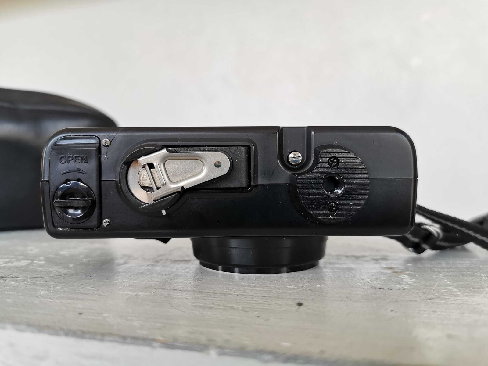 Konica Pop 35mm Film Camera With Hexanon Lens – 1980s Point And Shoot With Case And Cap photo for sale