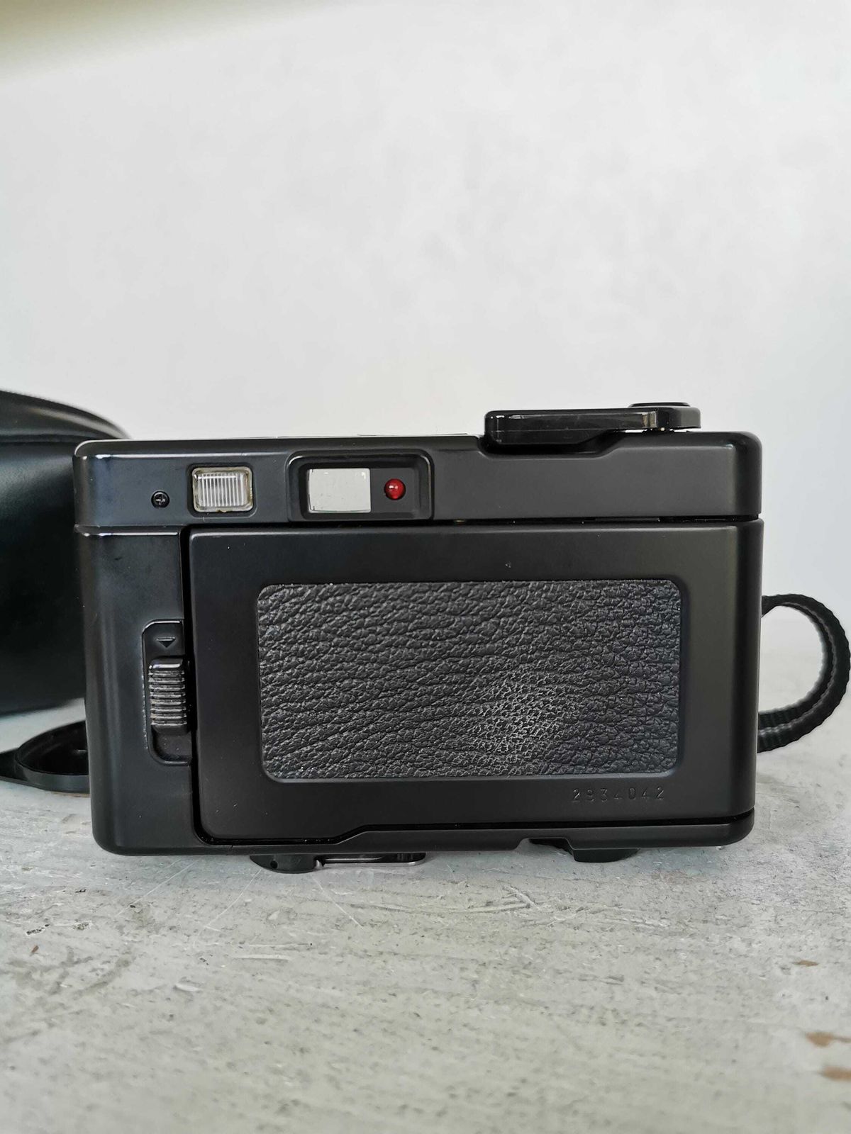 Konica Pop 35mm Film Camera With Hexanon Lens – 1980s Point And Shoot With Case And Cap photo vinterior