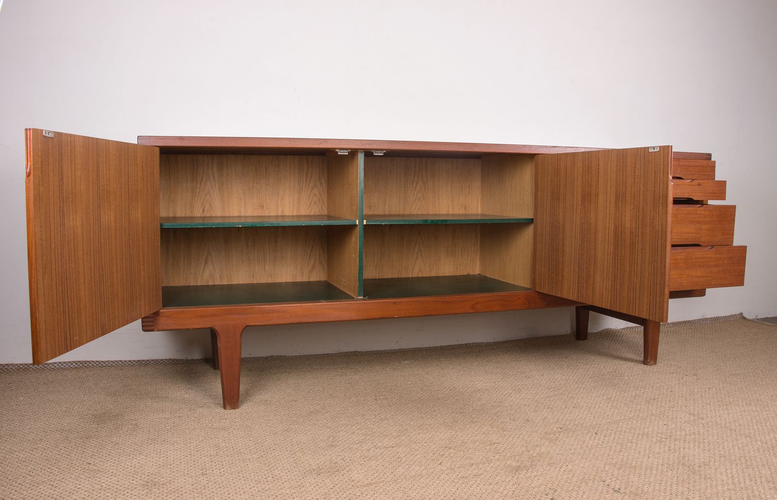 photo vintage Buffet brutaliste danois en teck massif par Henning Kjaernulf pour Vejle Stole, 1960.