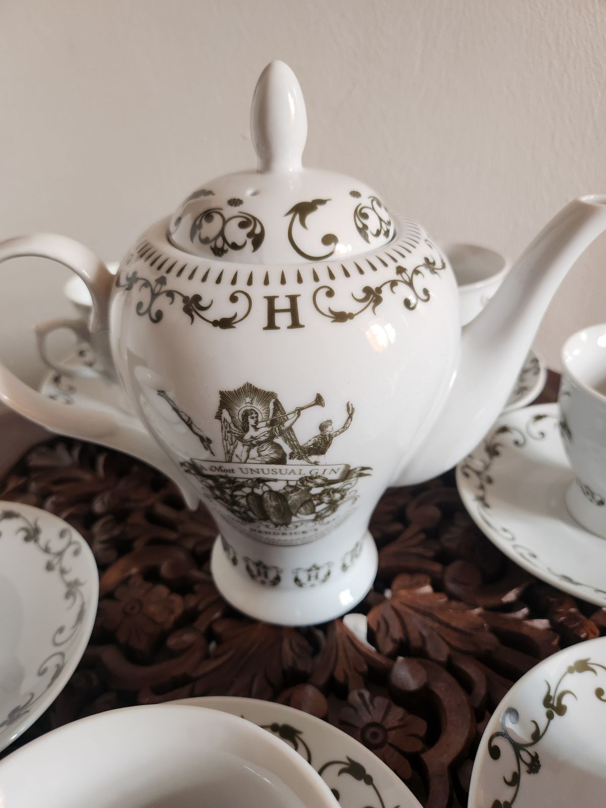 Hendricks Gin Tea Set Vintage   1 Teapot, 6 Cups & 6 Saucers photo for sale