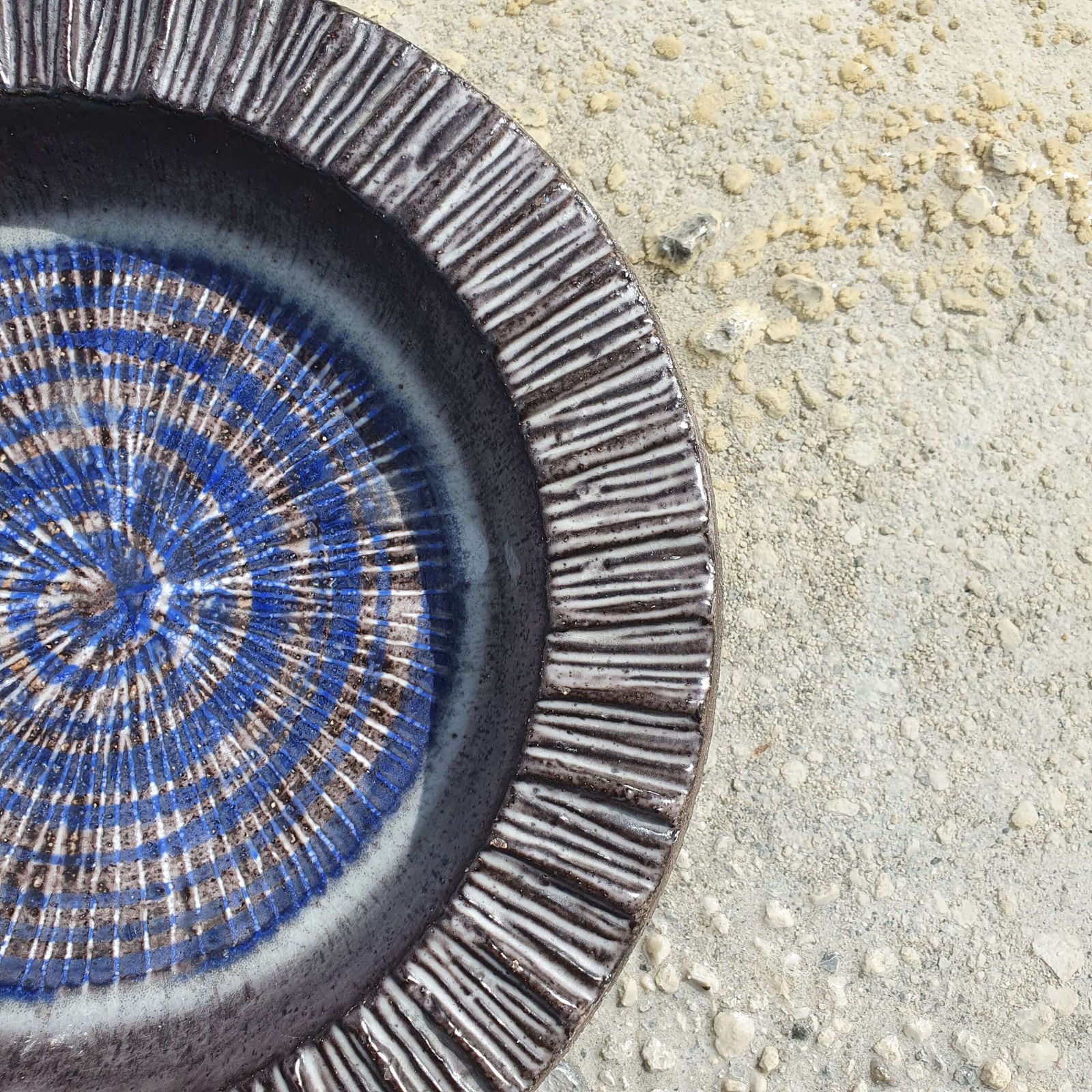 Thomas Hellstrom For Nittsjo Keramik, Sweden. A Decorative Stoneware Dish. 1960s. photo vinterior