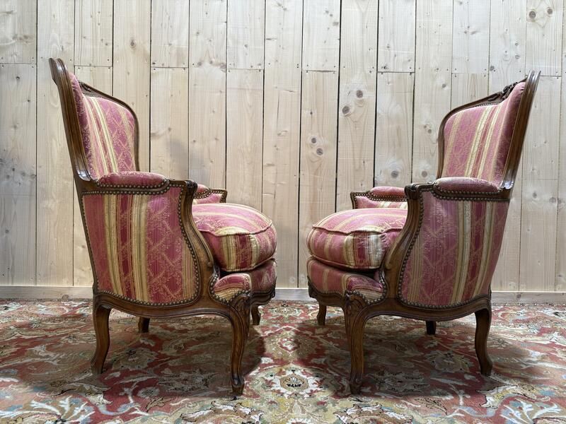 Paire De Fauteuils   Bergères De Style Louis XV En Soierie photo vinterior