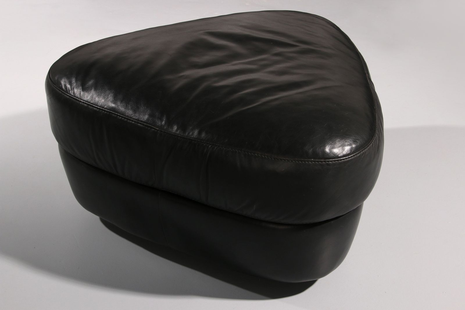 photo buy Organically Shaped Post Modern Sectional Sofa In Black Leather