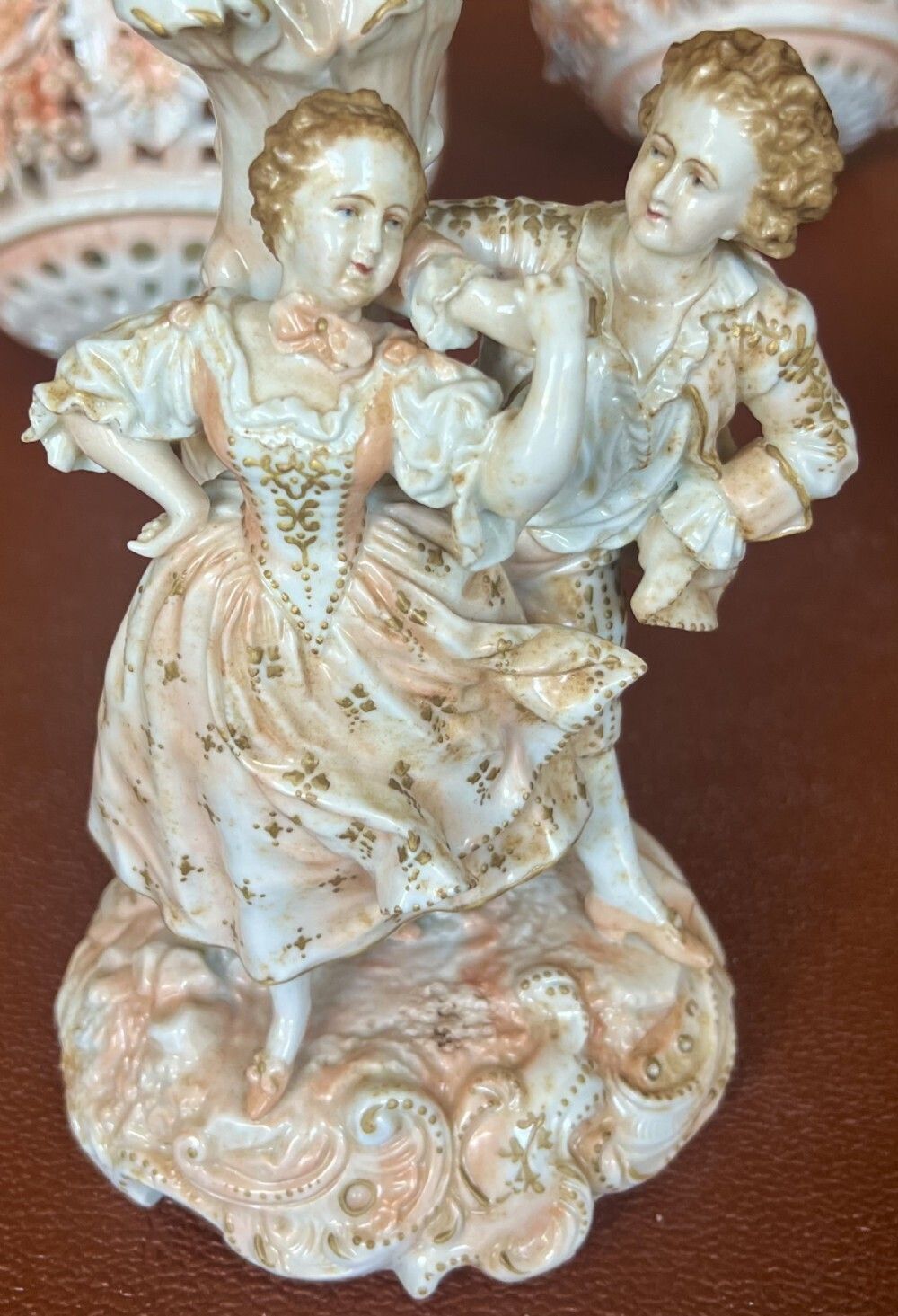 photo vinterior Good Quality Pair Of Porcelain Centre Pieces
