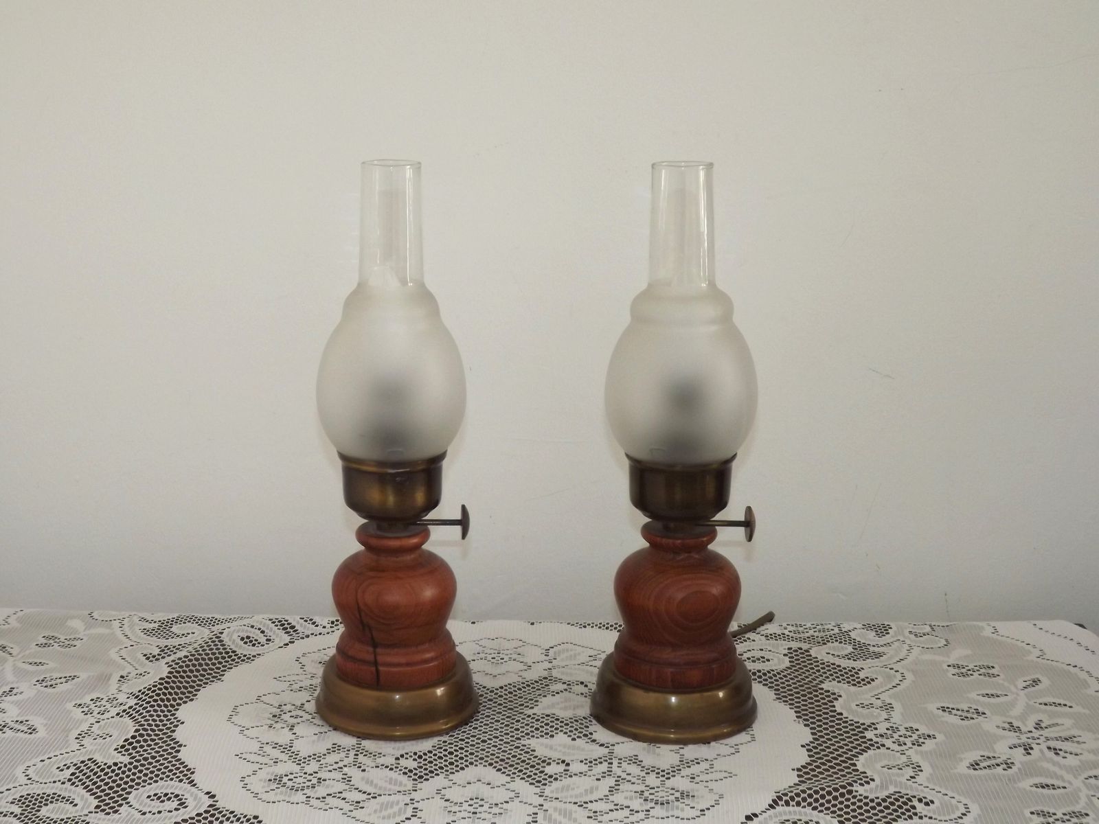 Stel Franse Vintage Olielantaarn Stijl Lampen Van Hout En Messing Met Glazen Kappen. Nachtkastlampen. photo vintage