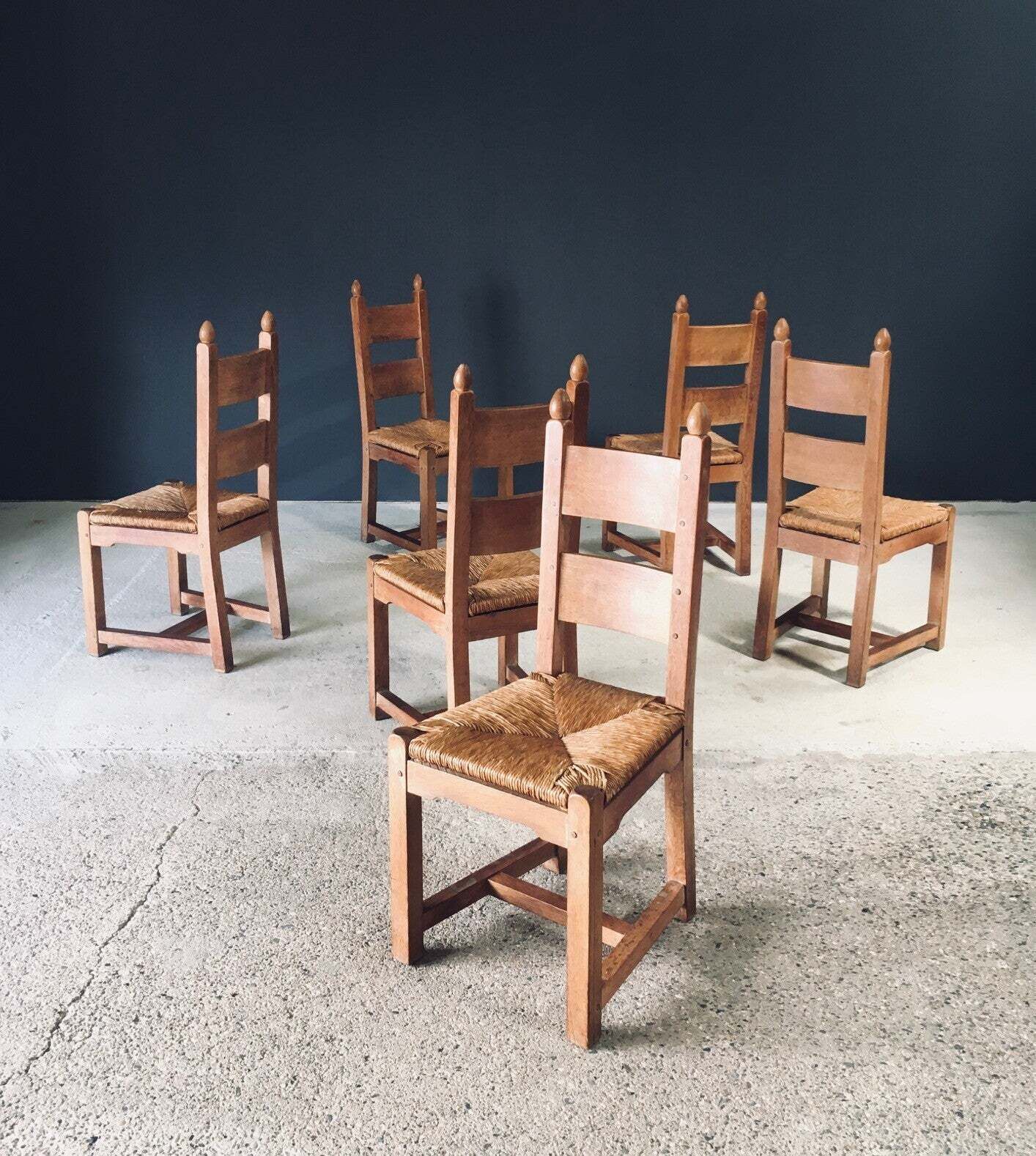 Handgemaakte, Zware Eiken Eetkamerstoelen Met Biezen Zitting, België, Ca. Jaren 1960 photo vintage