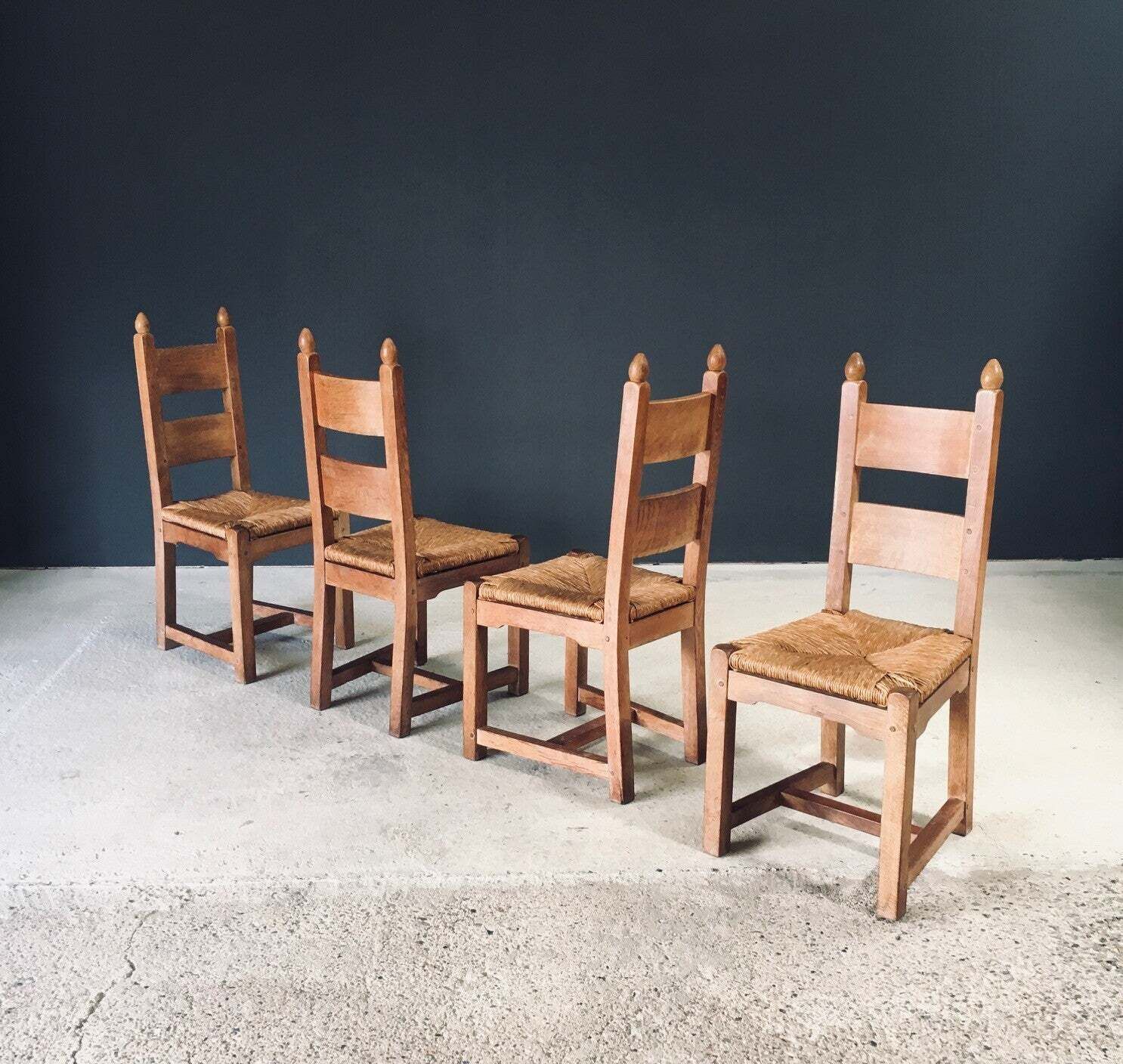 photo vinterior Handgemaakte, Zware Eiken Eetkamerstoelen Met Biezen Zitting, België, Ca. Jaren 1960