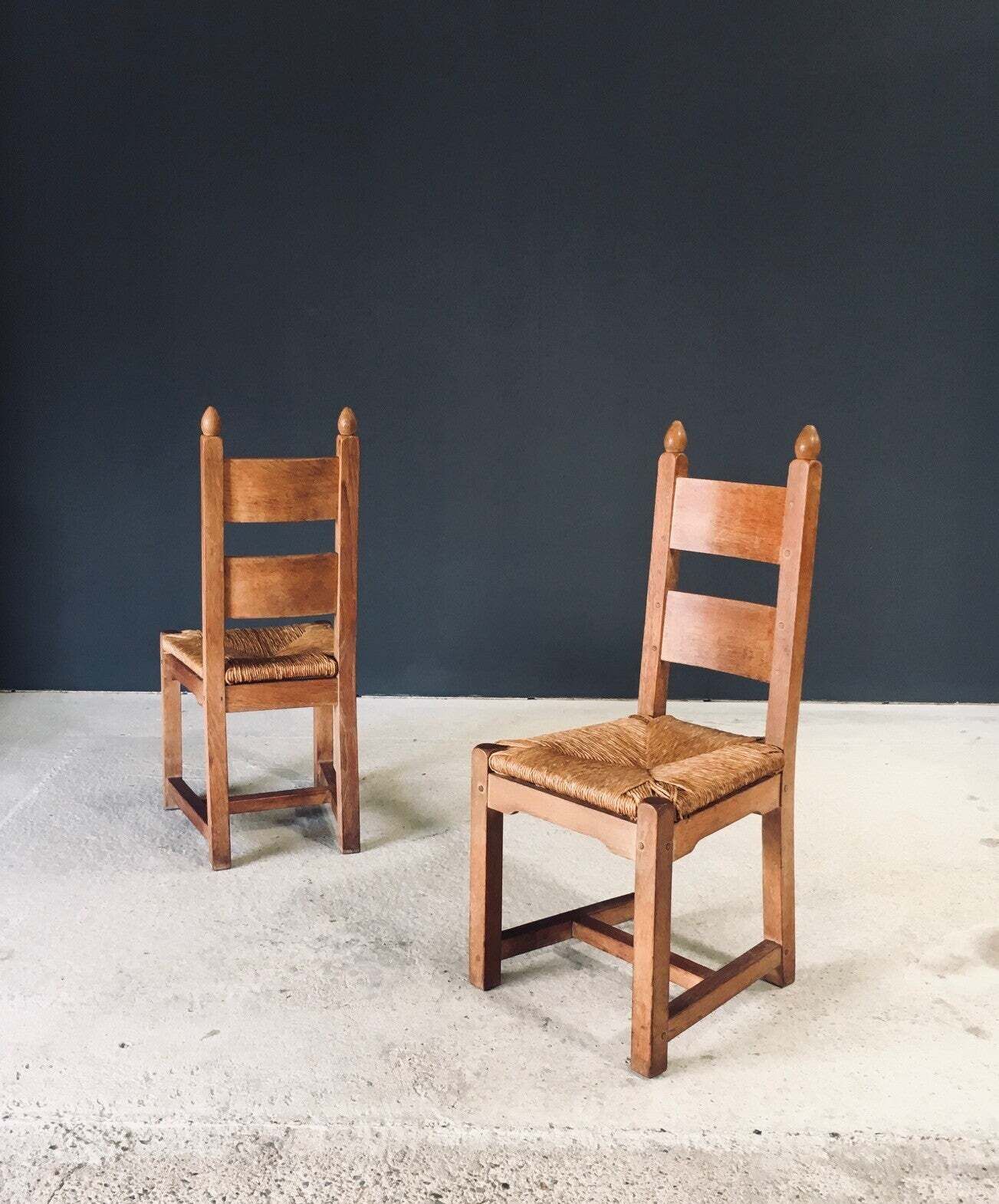 photo buy Handgemaakte, Zware Eiken Eetkamerstoelen Met Biezen Zitting, België, Ca. Jaren 1960