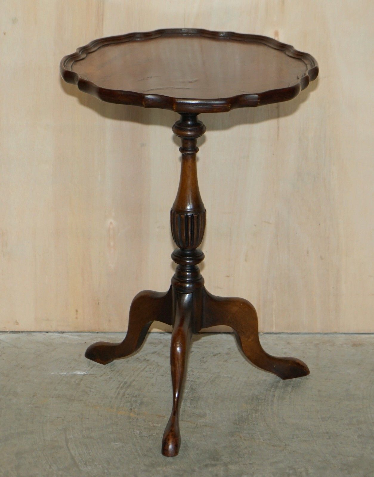 Vintage Mahogany Carved Legs Pie Crust Edge Tripod Lamp Side End Wine Table photo for sale