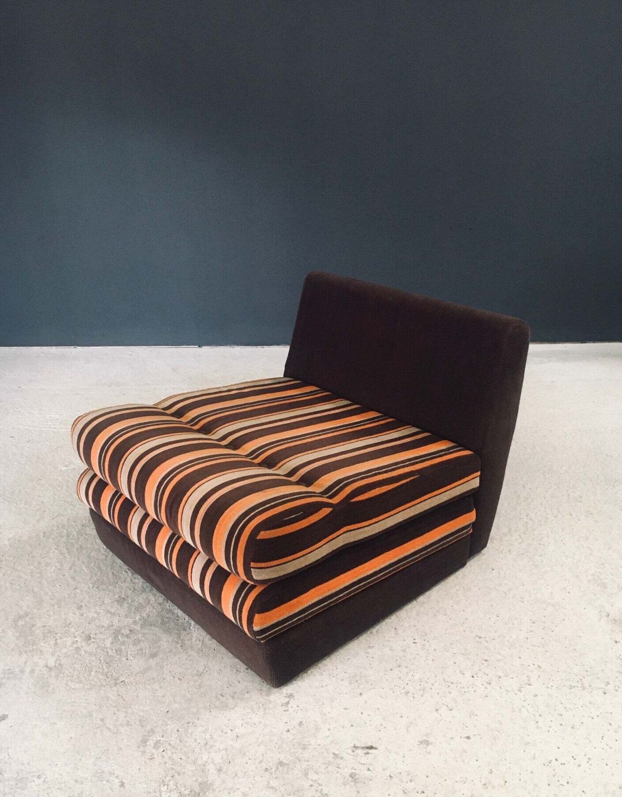 photo furniture 1970's Design Fold Out Extendable Lounge Chair