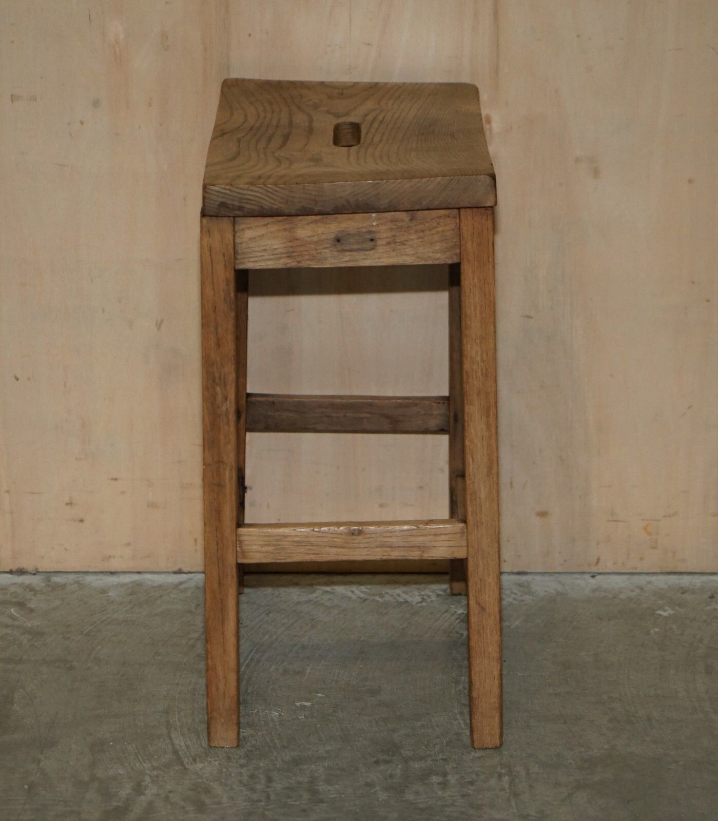 photo vintage Lovely 19th Century English Painters Artists Stool Handle Cut Out In The Top