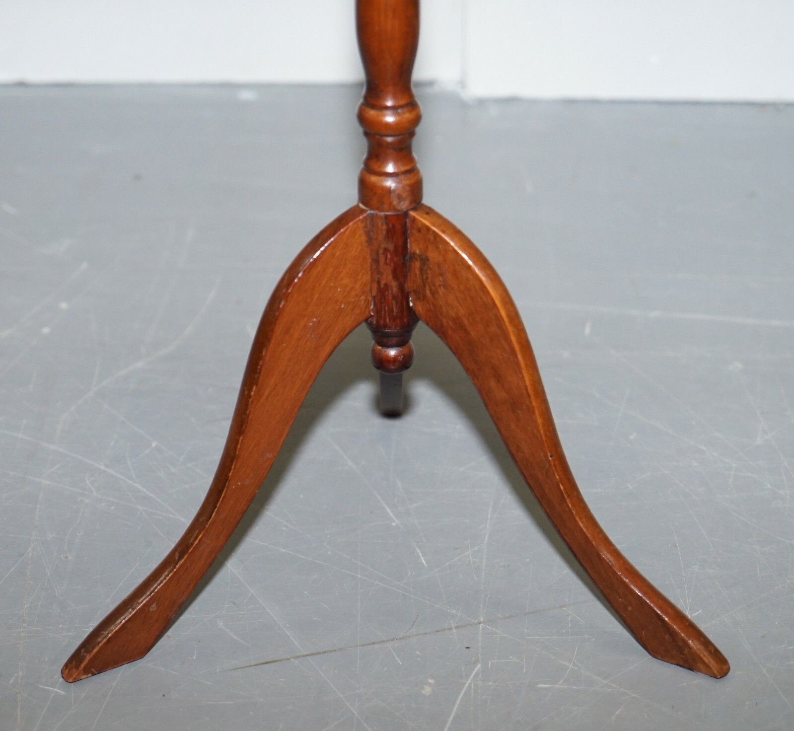 photo furniture Bevan Funell England Green Leather Vintage Mahogany Tripod Lamp Side End Table