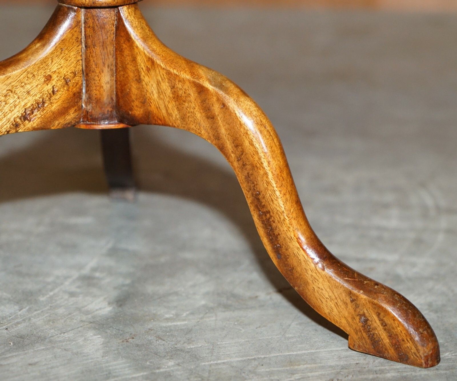 Lovely Vintage Two Tone Mahogany Tripod Lamp End Wine Table Nice Proportions photo buy