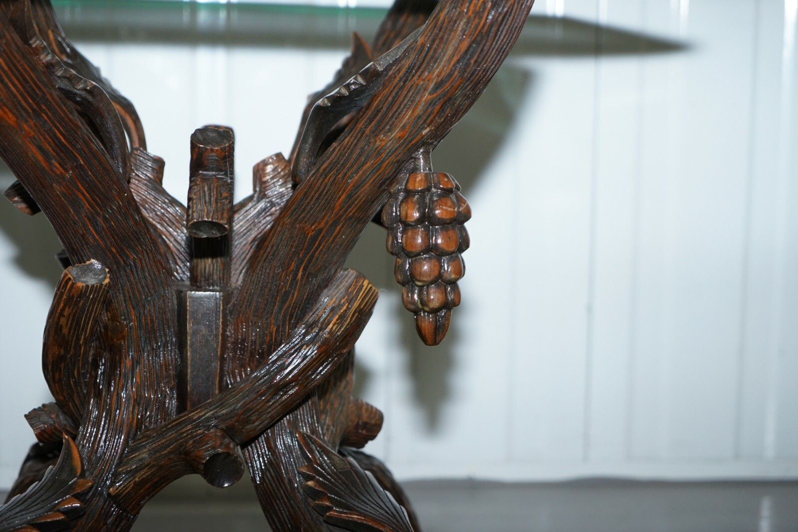 photo furniture Black Forest Wood Carved With Leaved & Grapes Side Lamp End Wine Table Glass Top