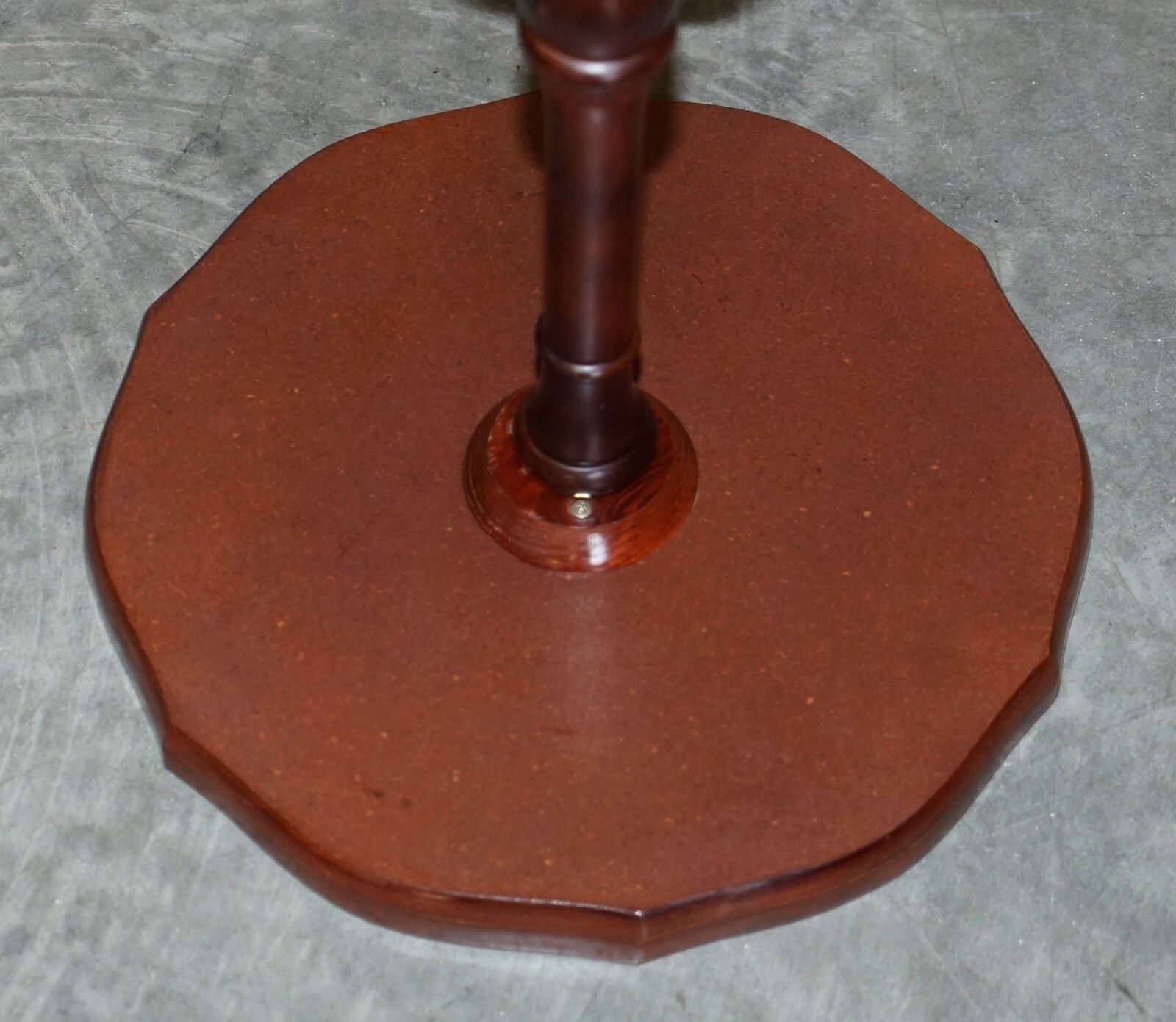 photo furniture Vintage Mahogany Pie Crust Edge Brown Leather Tripod Side End Lamp Wine Table
