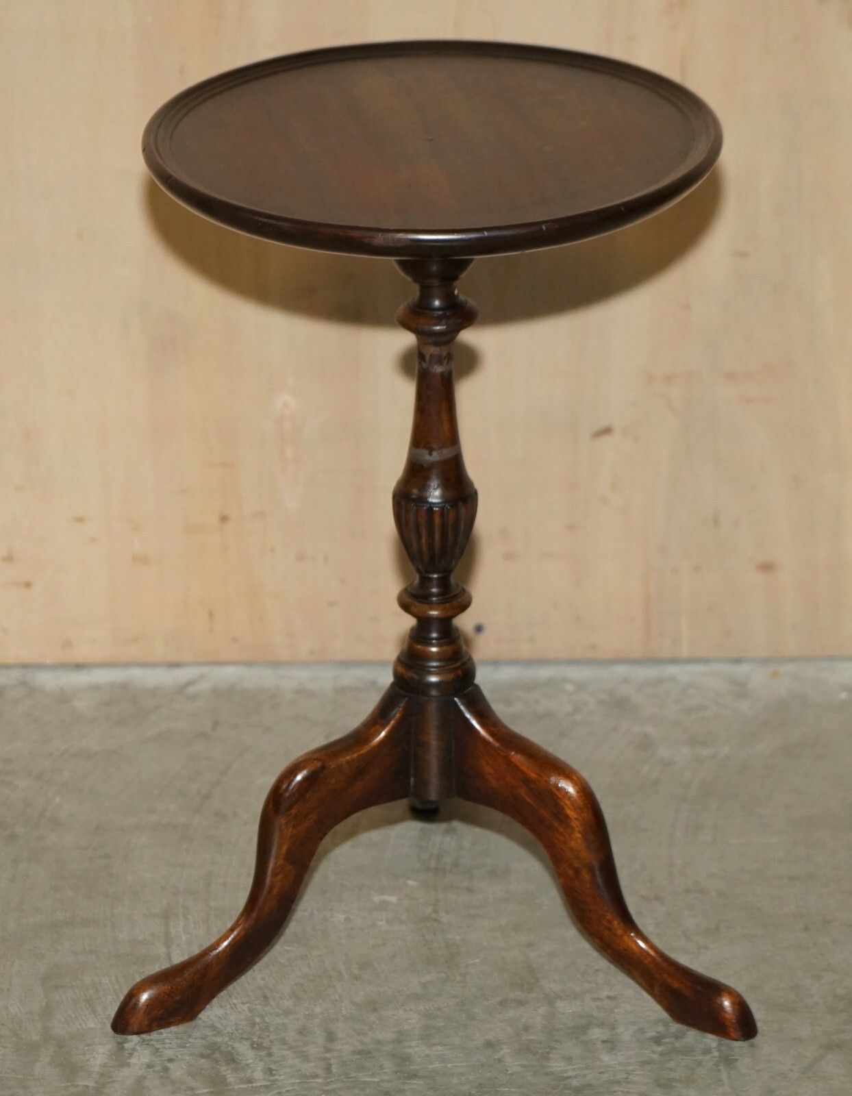 photo vintage Vintage Light Mahogany With Sculpted Legs Tripod Lamp Side End Wine Table
