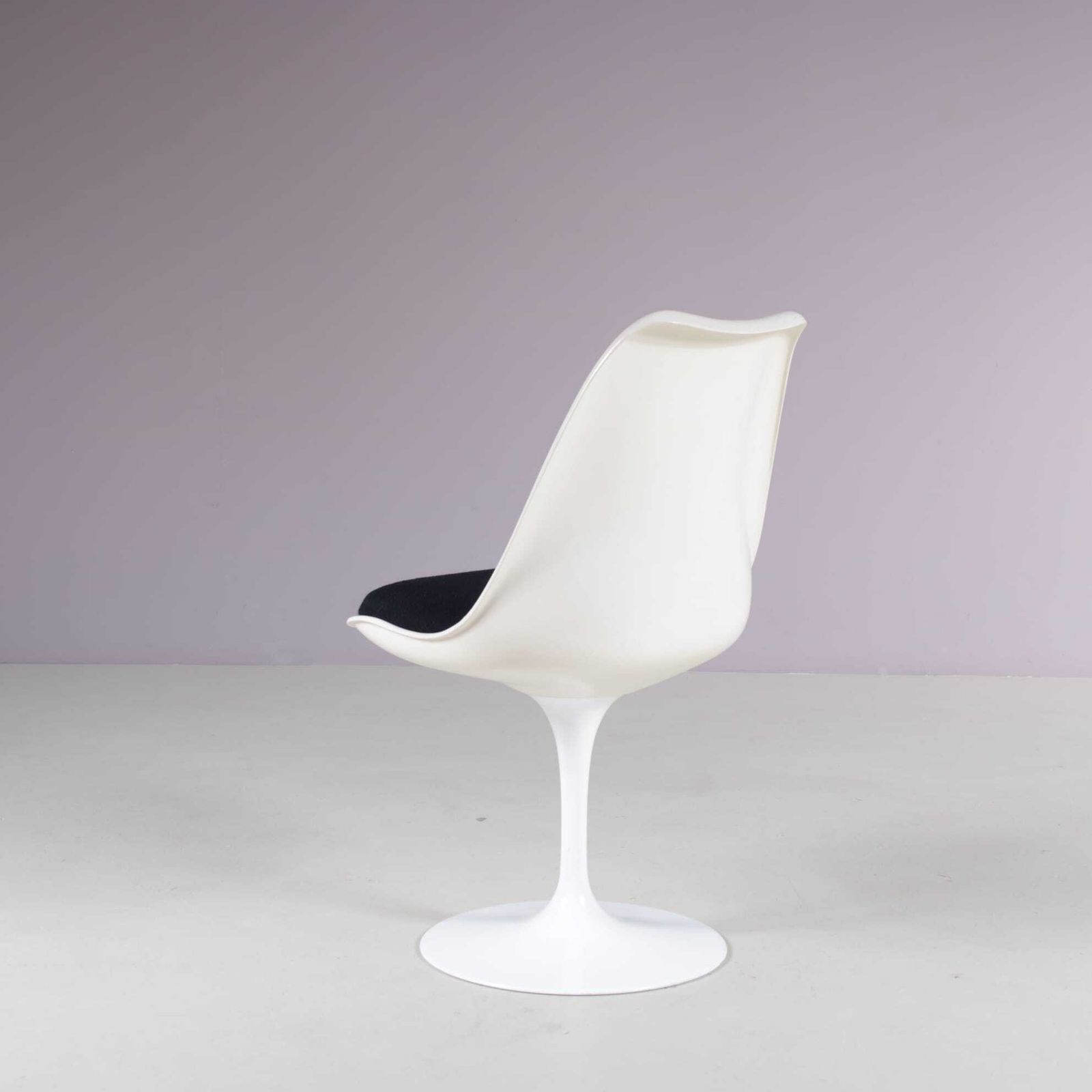 “Tulip” Chairs By Eero Saarinen For Knoll International, 1970s photo vintage