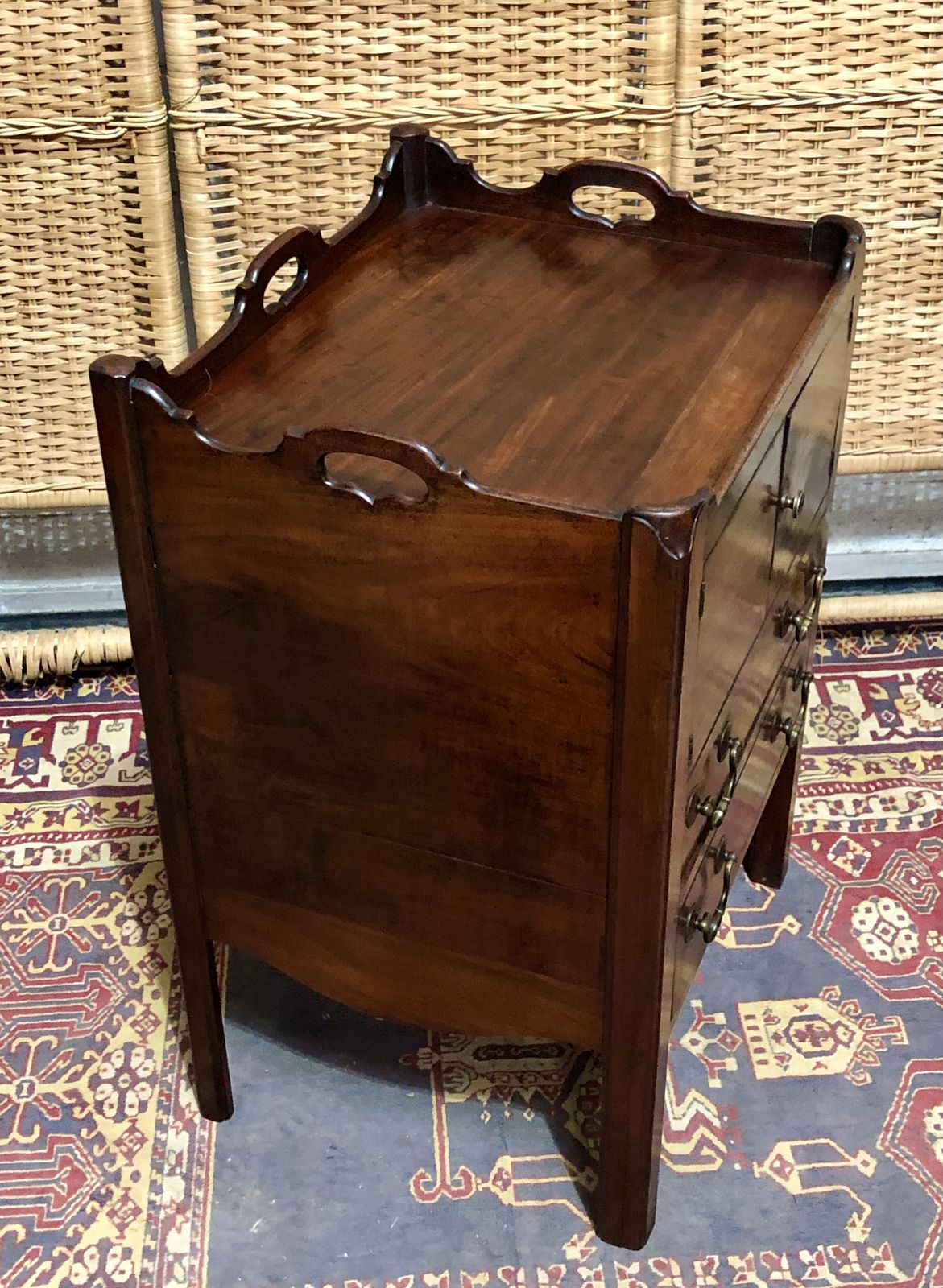 photo vinterior Handsome George 111 Bedside /Lamp Table