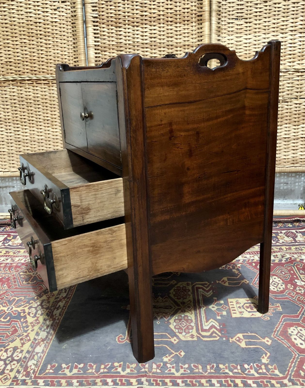 photo vintage Handsome George 111 Bedside /Lamp Table