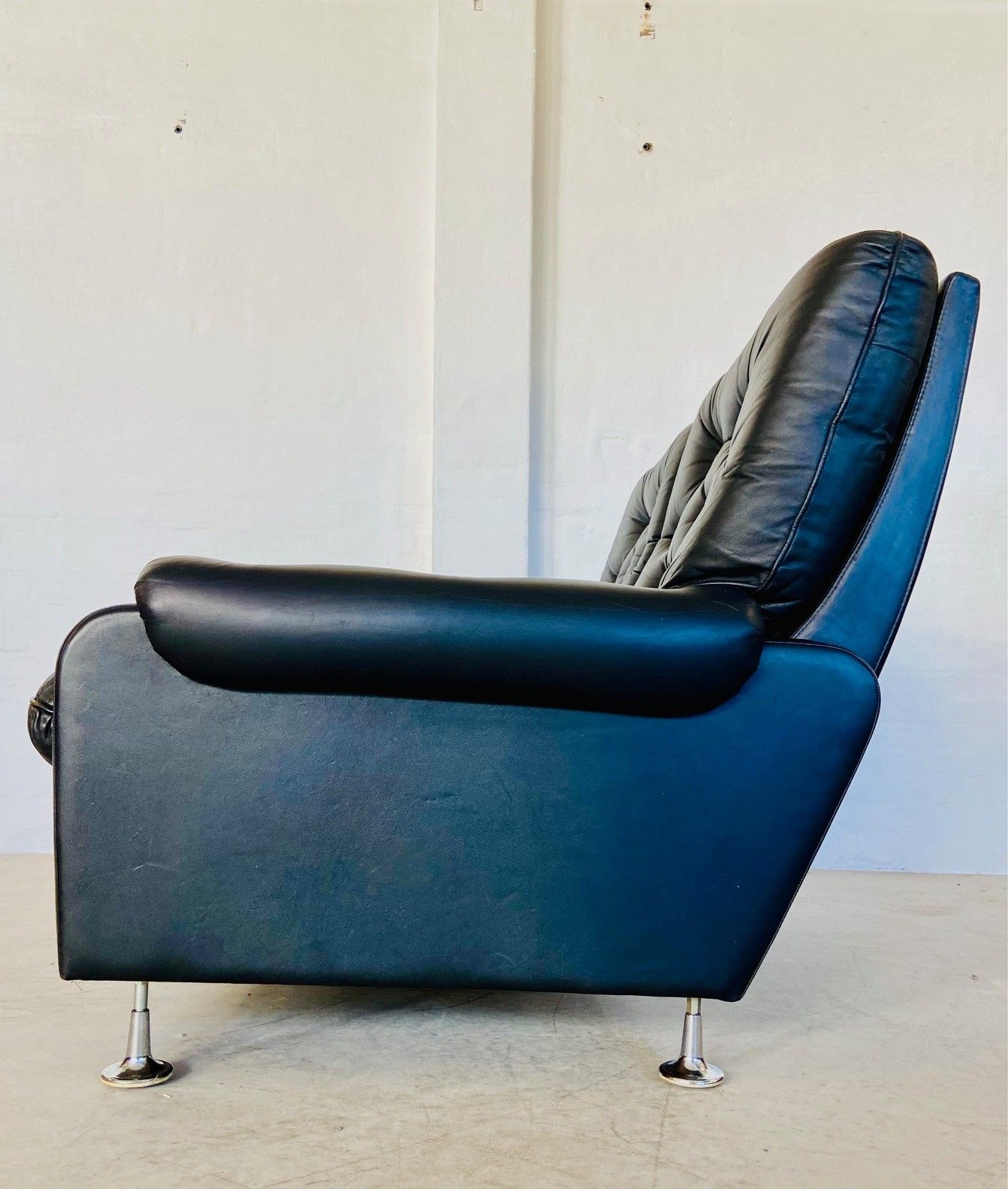 photo vinterior Vintage Retro Danish  2 Person Black Buttoned Leather Sofa 1970,S