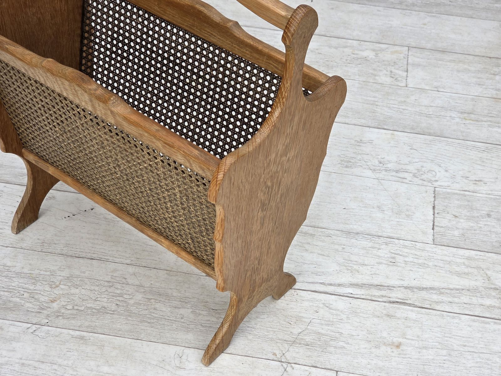 Jaren 1970, Deense krantenbak, massief eikenhout, meubelgaas. photo furniture