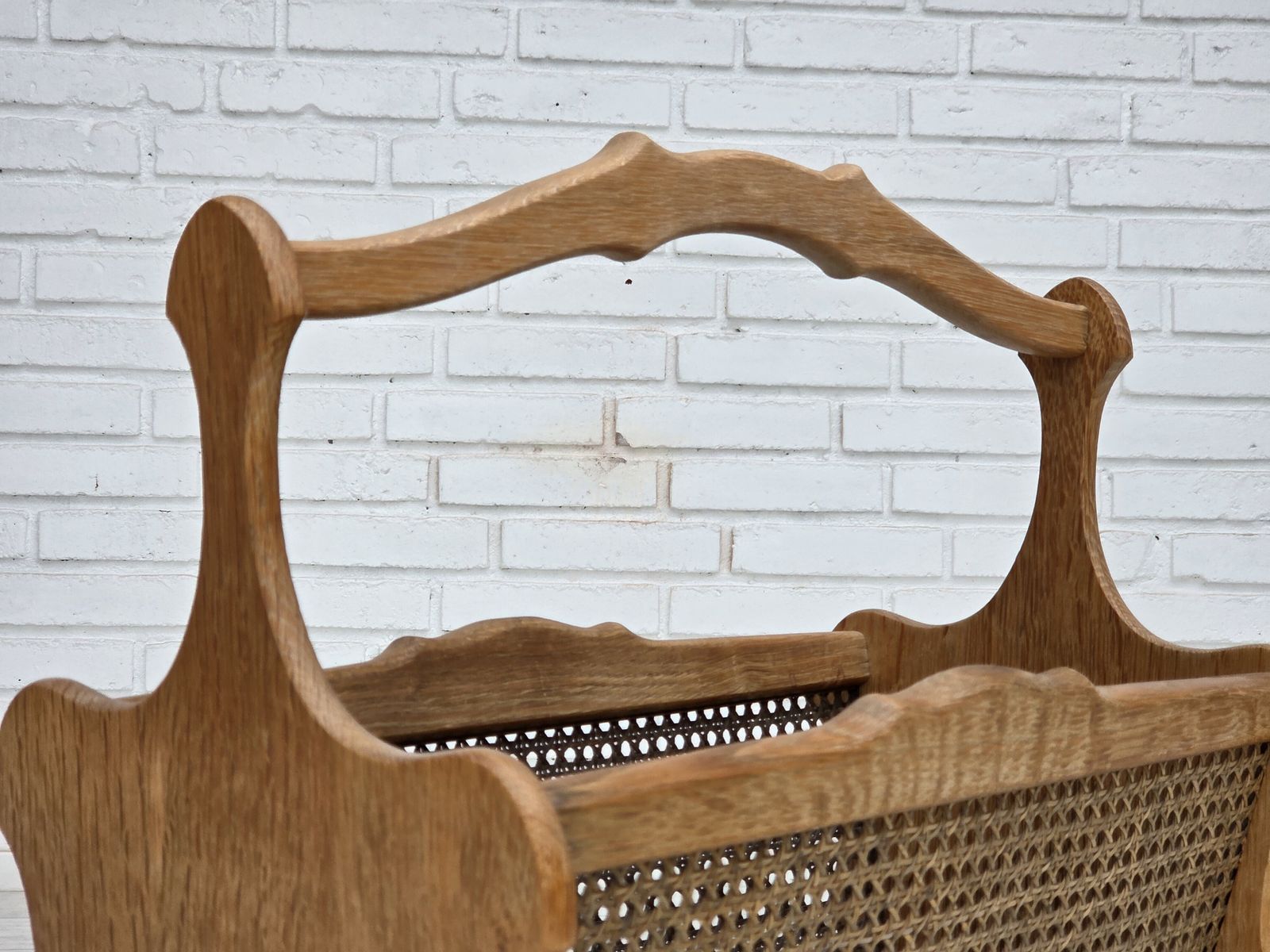 photo furniture Jaren 1970, Deense krantenbak, massief eikenhout, meubelgaas.