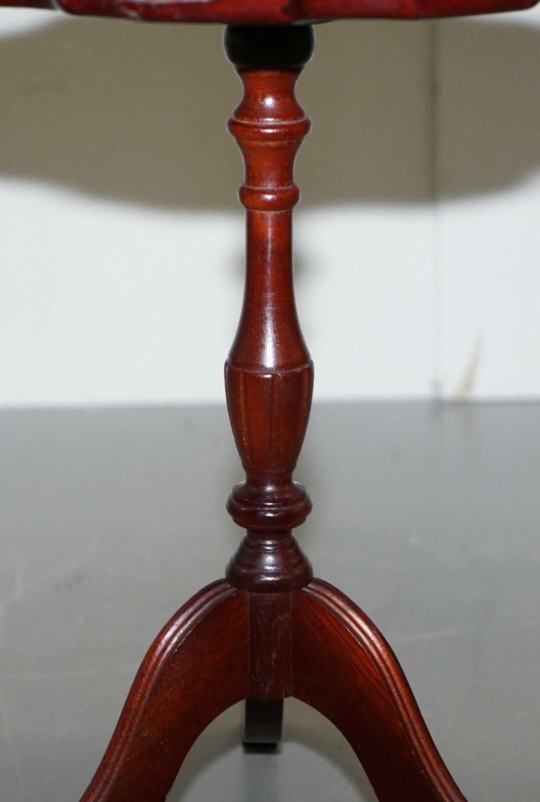 Bevan Funell Charming Green Leather Vintage Mahogany Tripod Lamp Side End Table photo vintage