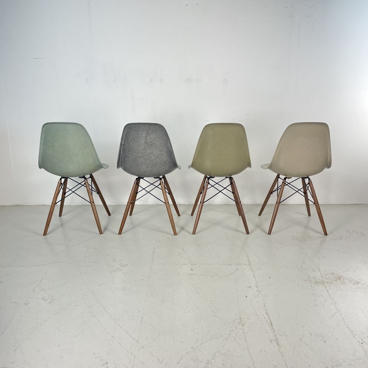photo furniture Eames Herman Miller Dsw Side Chairs In Seafoam / Elephant Grey / Umber / Light Griege