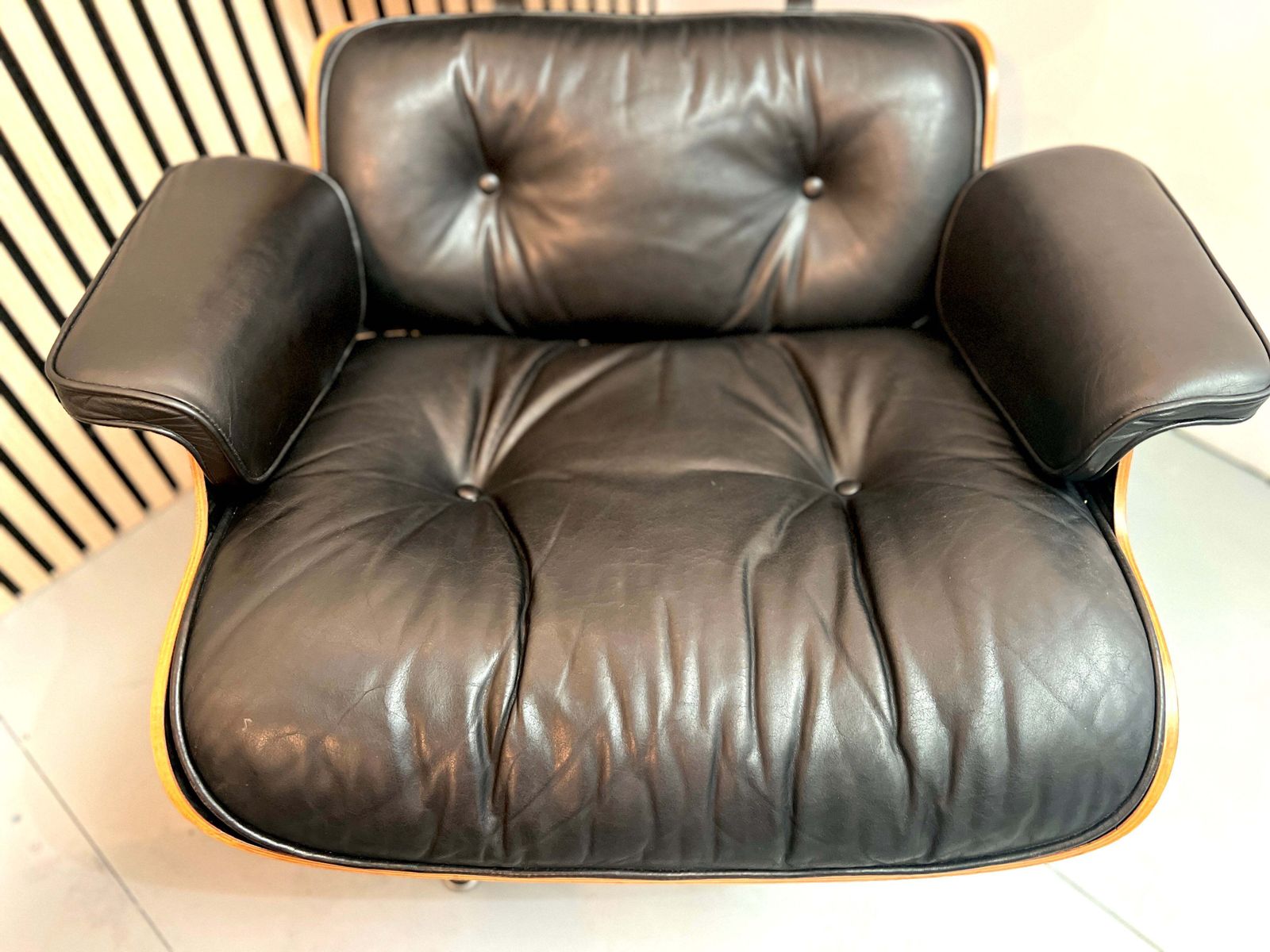 photo furniture Charles And Ray Eames For Herman Miller, Lounge Chair And Ottoman, 1979