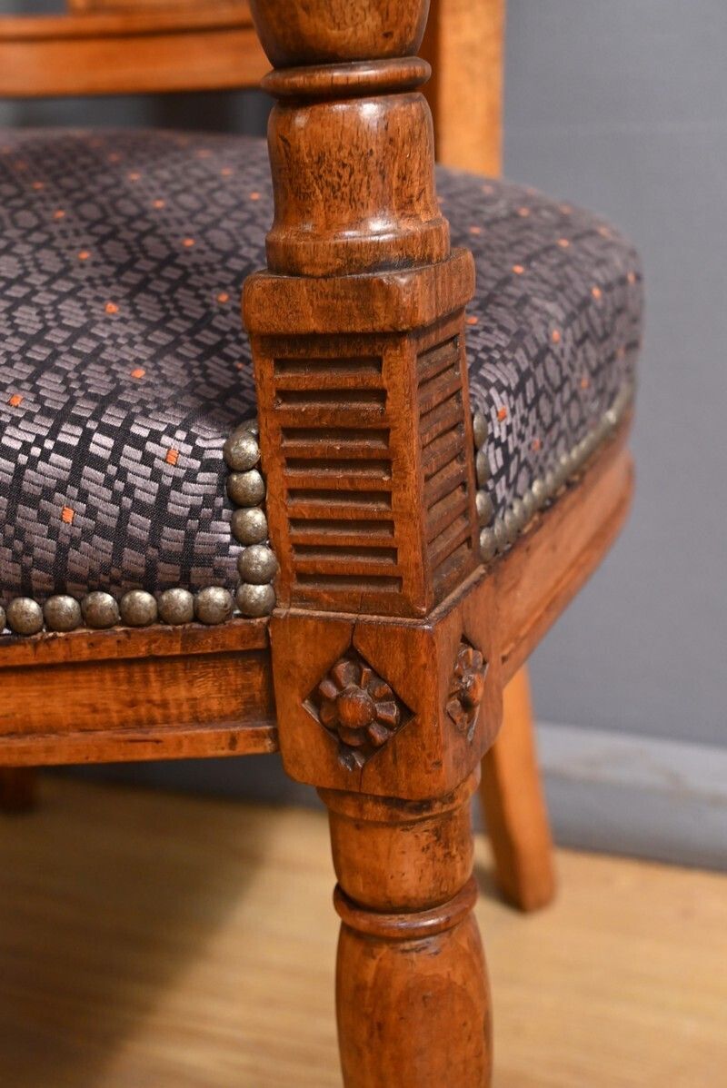 photo vintage Pair Of Stained Beech Armchairs – Early 20th Century