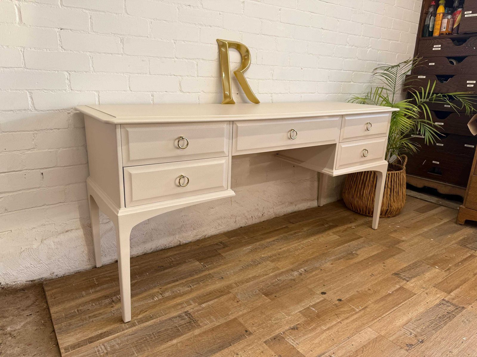 Stag Minstrel 5 Drawer Dressing Table Professionally Painted In ‘Joa’s White’ By Farrow & Ball photo for sale
