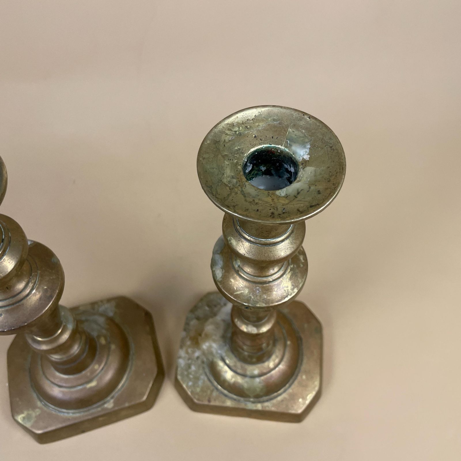 Antique Matching Pair Of Gold Brass Metal Candlestick Candle Stick Holders Vintage Column Taper Dinner Candlesticks Column Pillar Set Holder photo vinterior