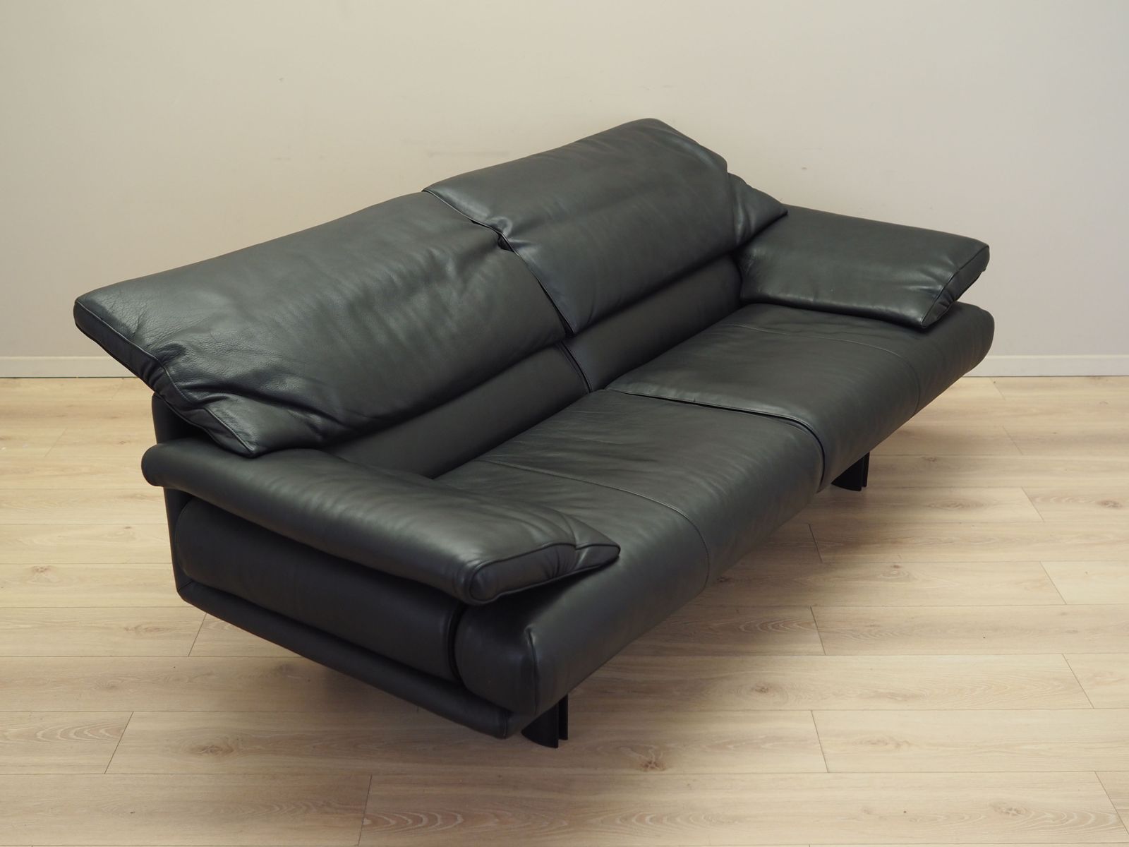 photo furniture Leather Sofa Alanda, Italian Design, 1980s, Manufacturer: B&B Italia, Designer: Paolo Piva