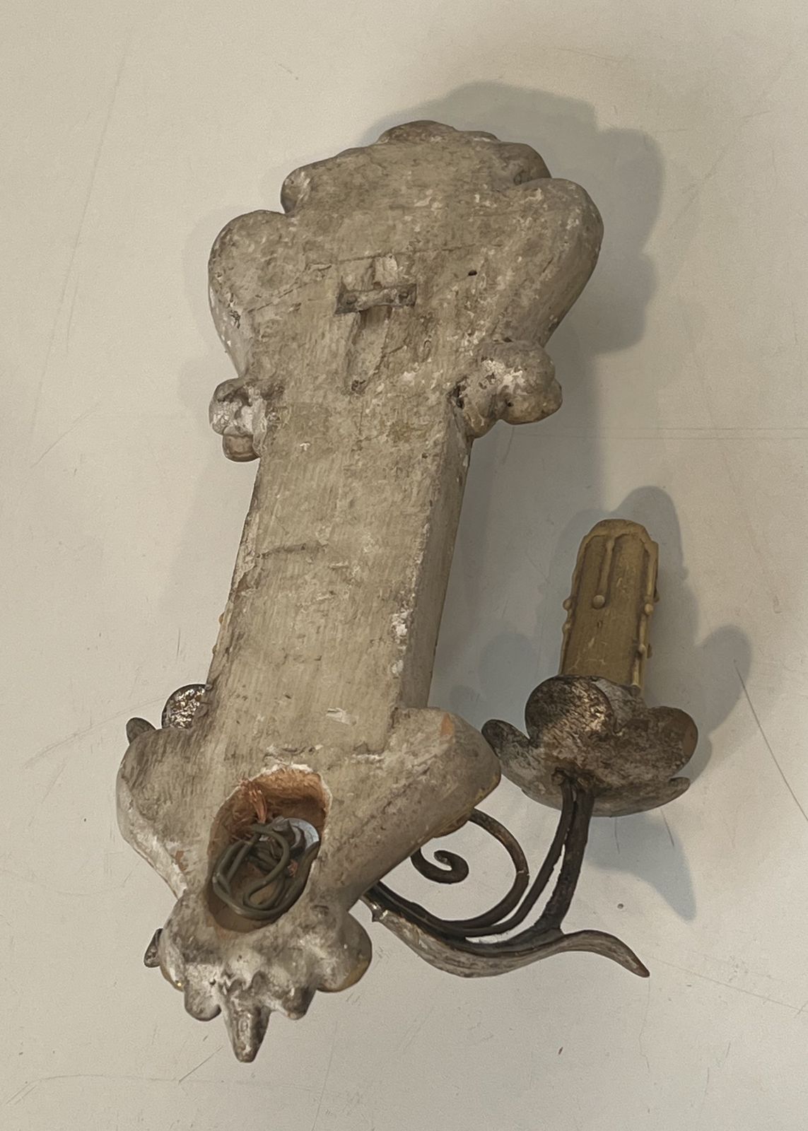 photo vintage Pair Of Wall Lights In Carved Wood And Silver And Gold Patinated Metal With A Mirror In The Center