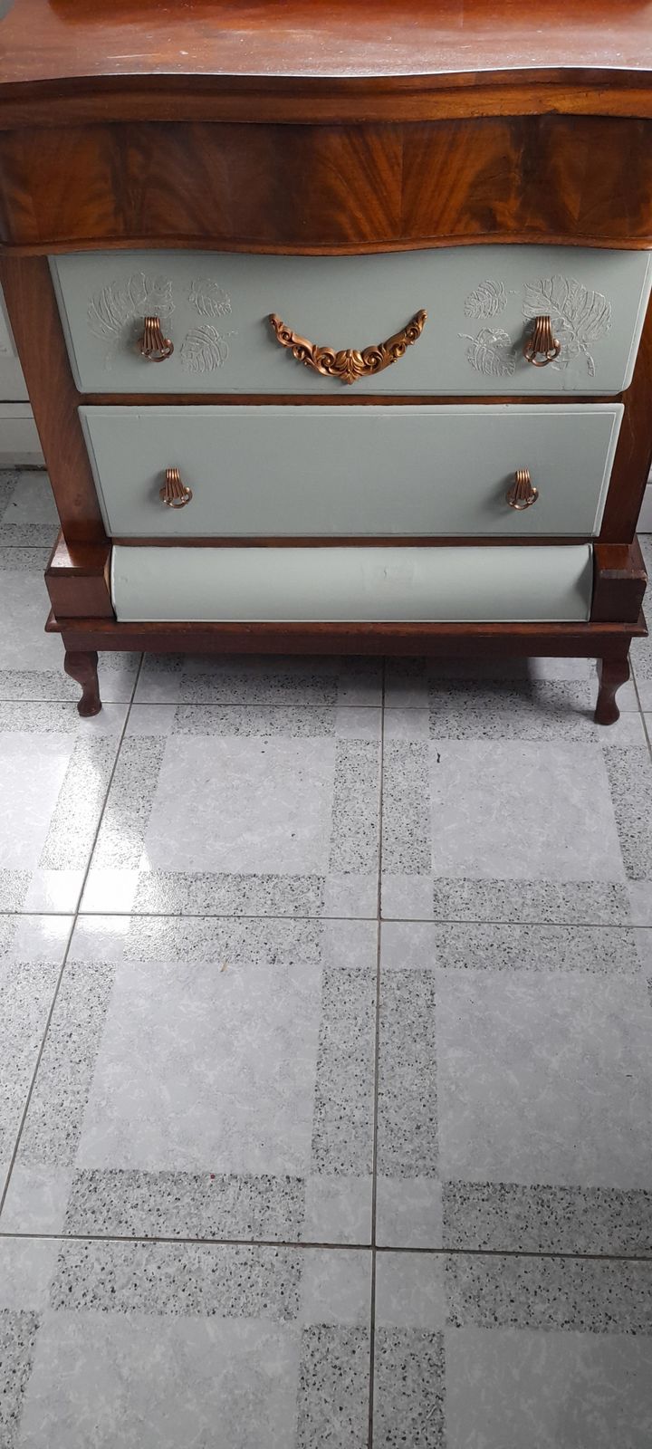 photo vintage Reduced Stunning , Victorian Flame Mahogany. Large Serpentine Chest With Shaped Feet. This Is  A Class Act