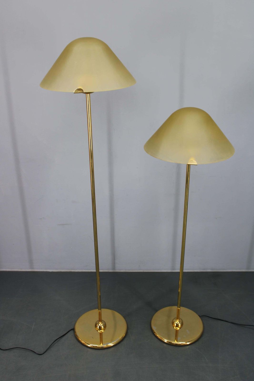 Paar Vloerlampen Van Veart Murano In Messing Afwerking, Italië, Jaren 1980 photo for sale