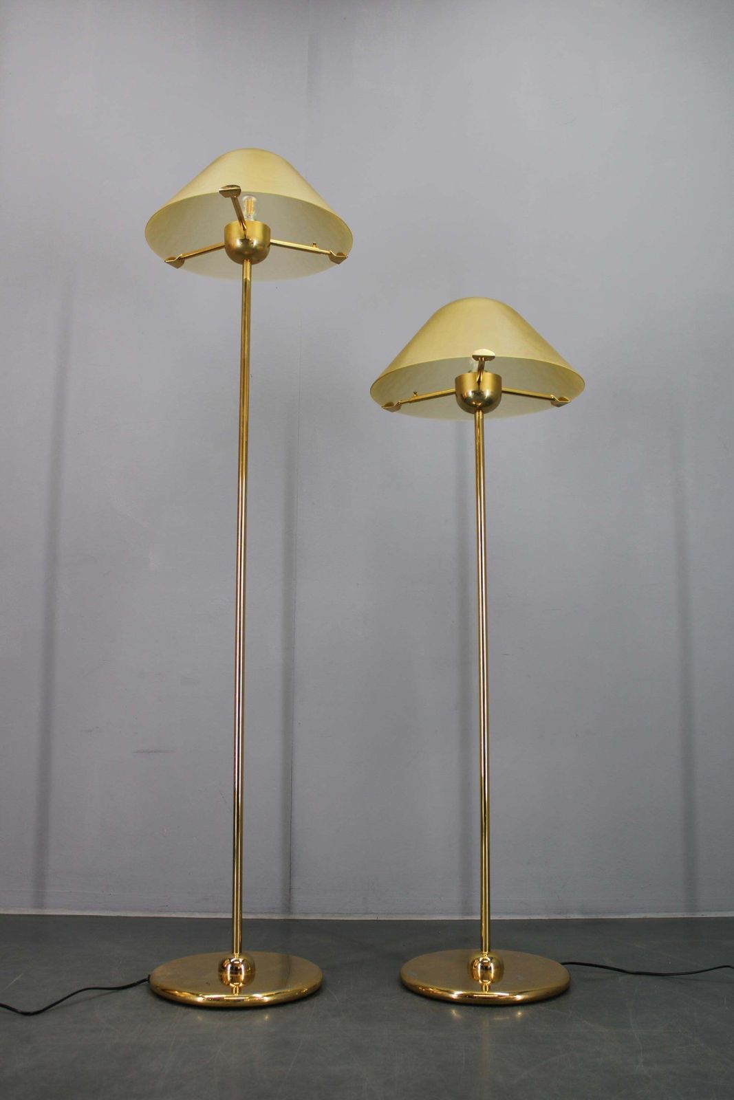 Paar Vloerlampen Van Veart Murano In Messing Afwerking, Italië, Jaren 1980 photo Verlichting