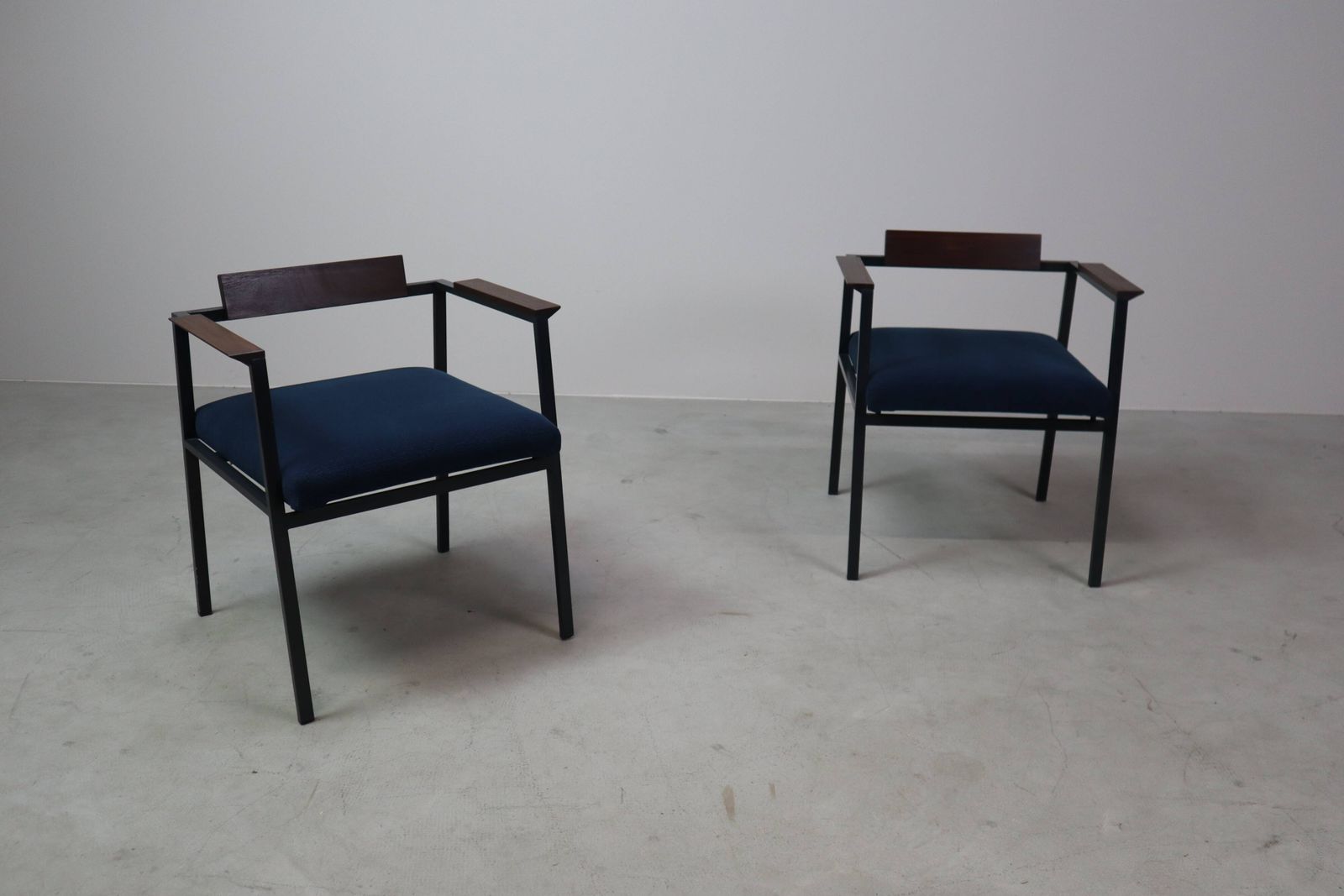 photo furniture Pair Of Postmodern Armchairs In Steel And Mahogany, 1970s