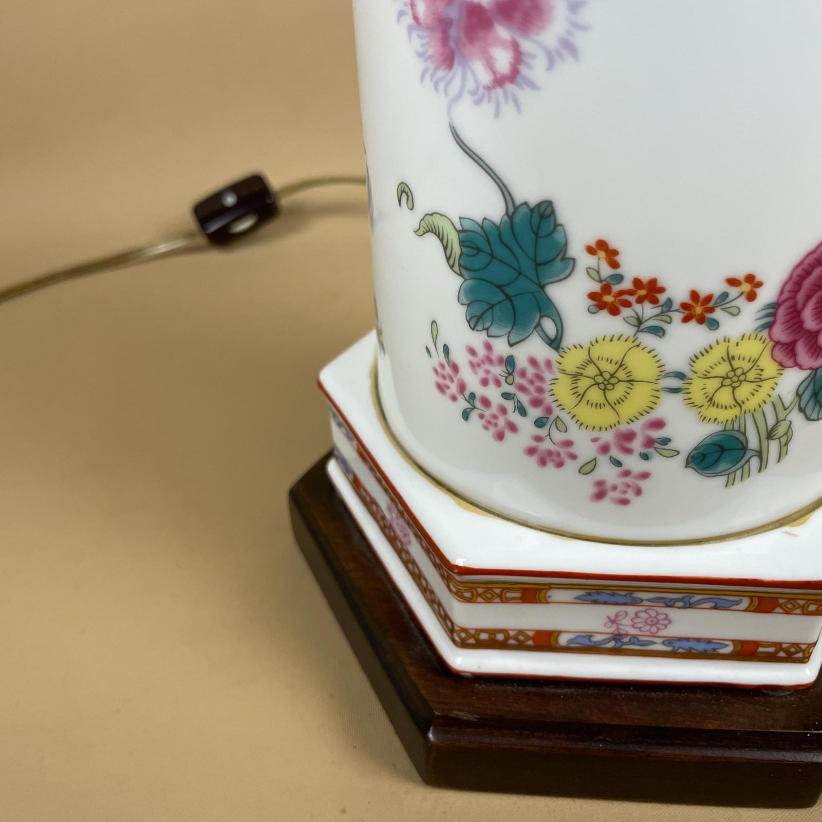 photo furniture Antique Oriental Ceramic Lamp Light Bedside Table Chinese Decor Porcelain Ginger Jar Vase Hand Painted Floral Wood Roof Hut Metal