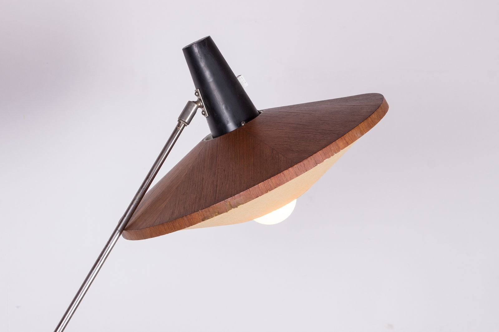 Grand lampadaire inclinable en acier et teck, 190 cm, par Georges Frydman, 1960. photo furniture