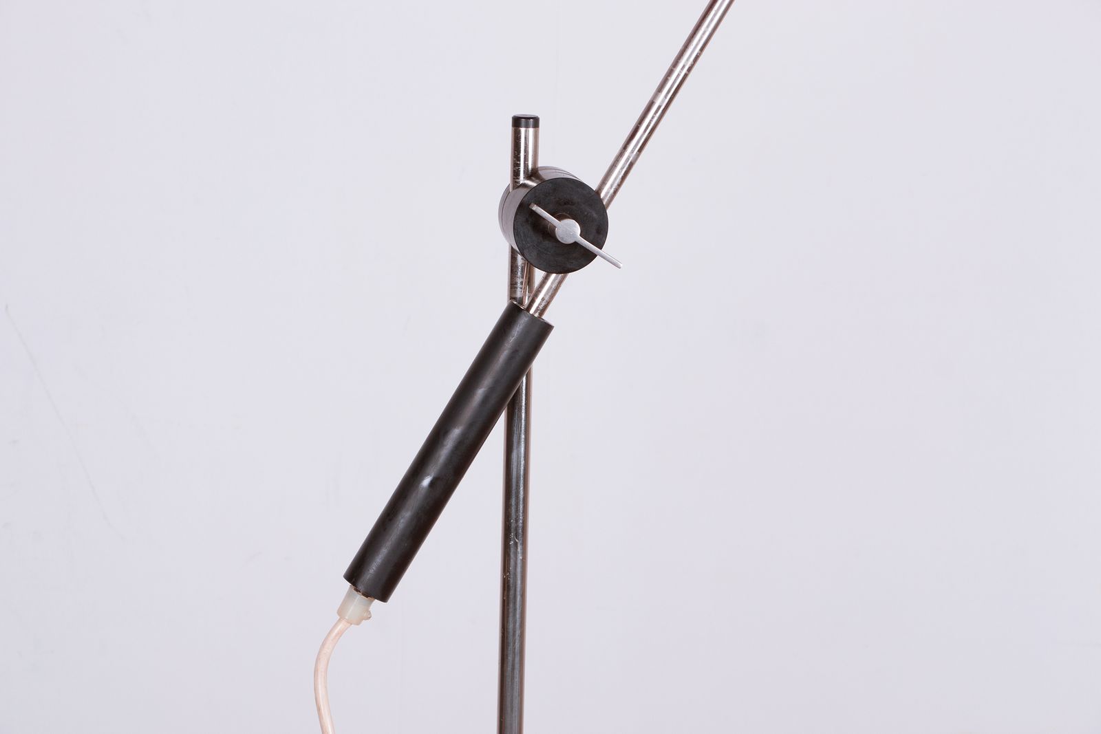 Grand lampadaire inclinable en acier et teck, 190 cm, par Georges Frydman, 1960. photo for sale