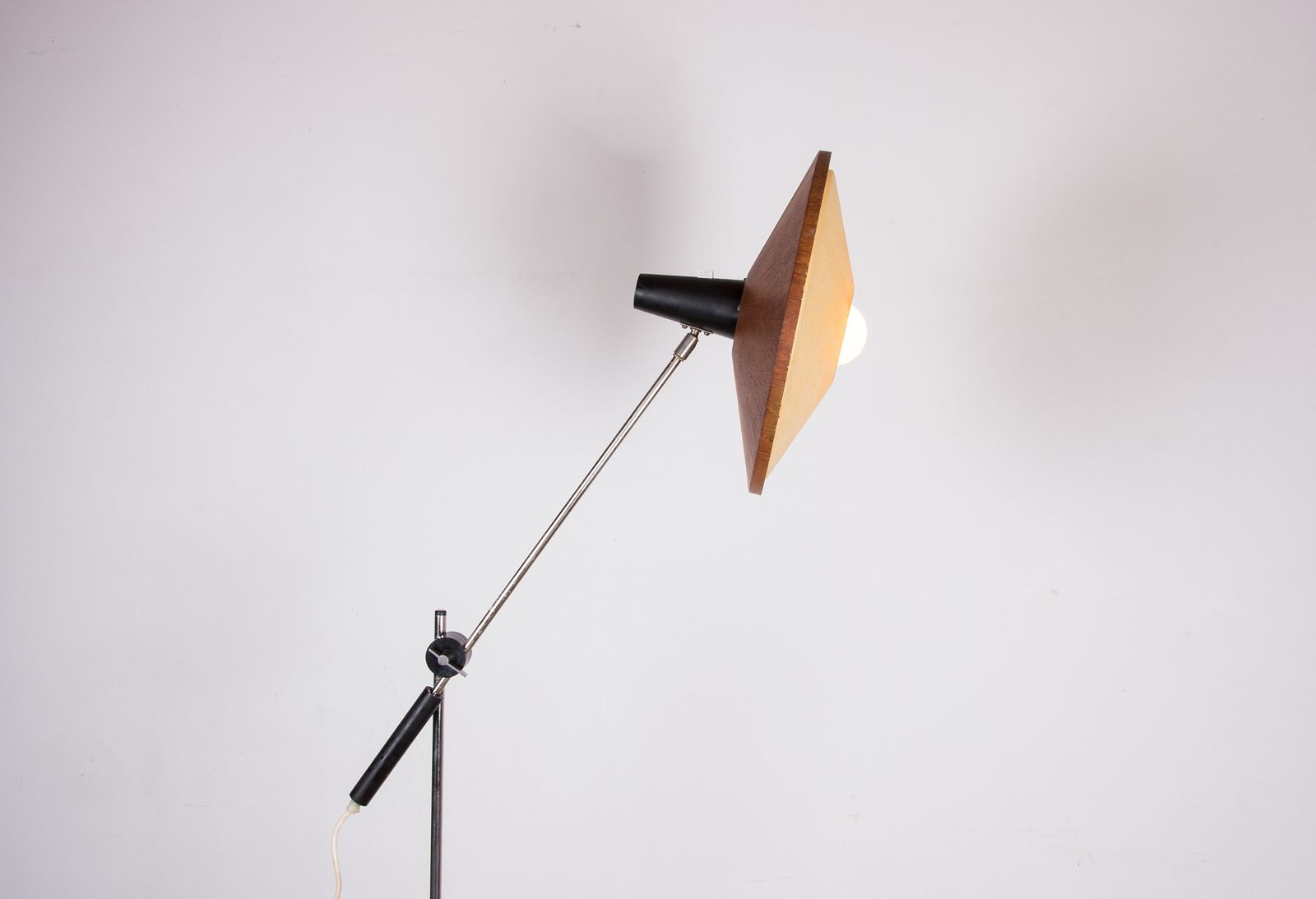 Luminaires Grand lampadaire inclinable en acier et teck, 190 cm, par Georges Frydman, 1960. photo