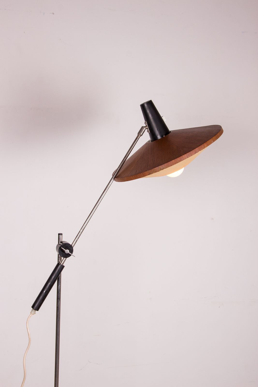 photo vinterior Large Tilting Floor Lamp, 190 Cm, In Steel And Teak By Georges Frydman 1960.